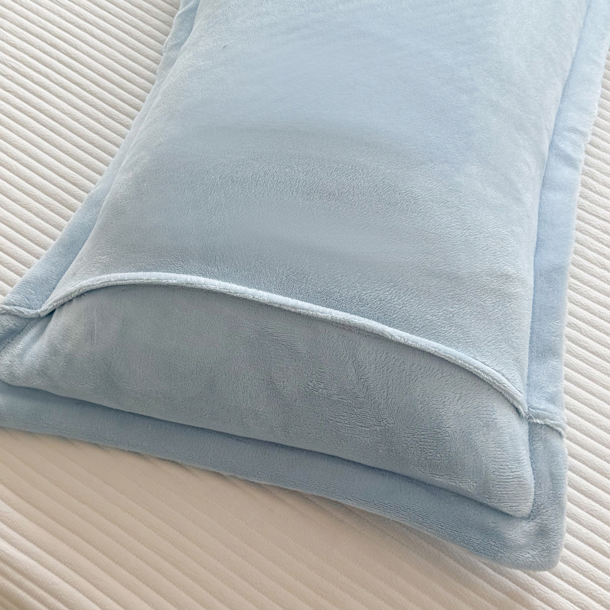 91家纺网 家纺一手货源 找家纺 莉迪娅 2026新款高克重牛奶绒纯色枕套 天空兰