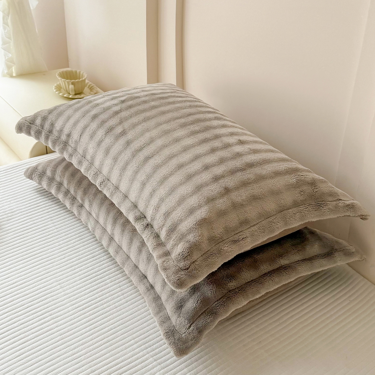 91家纺网 家纺一手货源 找家纺 莉迪娅 2026新款高克重牛奶绒纯色枕套 高级灰