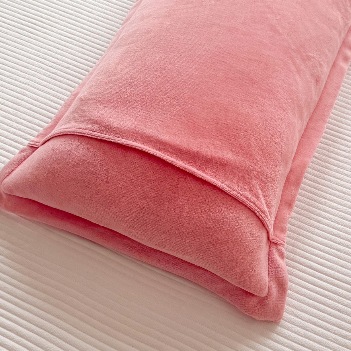 91家纺网 家纺一手货源 找家纺 莉迪娅 2026新款高克重牛奶绒纯色枕套 桃红
