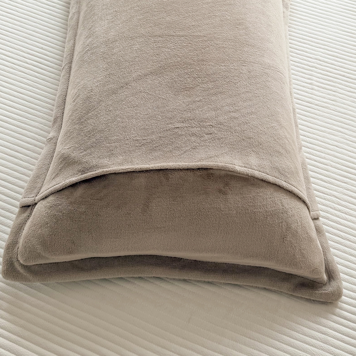 91家纺网 家纺一手货源 找家纺 莉迪娅 2026新款高克重牛奶绒纯色枕套 高级灰