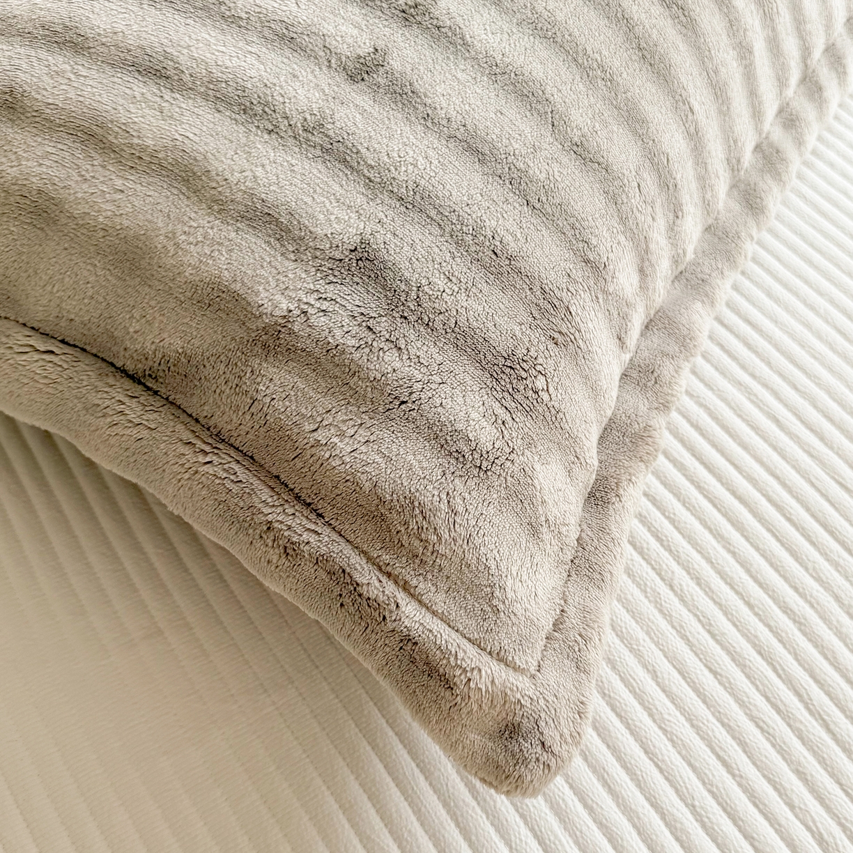 91家纺网 家纺一手货源 找家纺 莉迪娅 2026新款高克重牛奶绒纯色枕套 高级灰