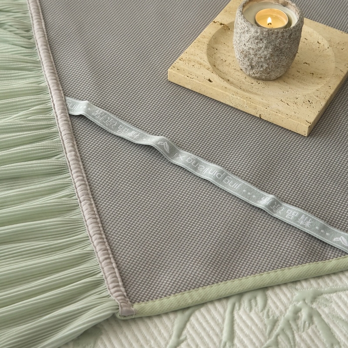 91家纺网 家纺一手货源 找家纺 金绣美居 2026春夏新款PE高分子复合凉感席双面提床裙款凉席三件套-竹影 竹影-绿色