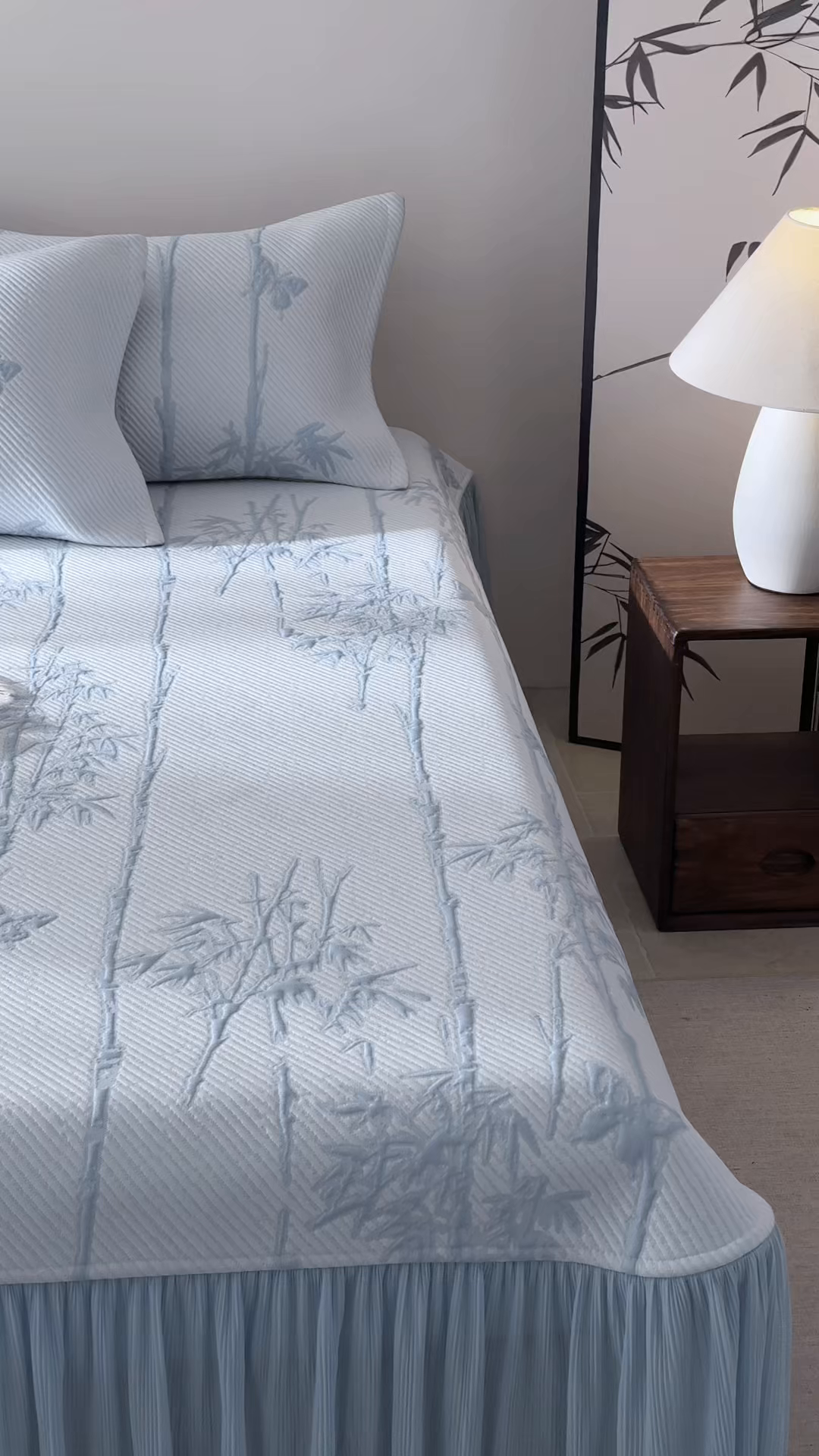 91家纺网 家纺一手货源 找家纺 金绣美居 2026春夏新款PE高分子复合凉感席双面提床裙款凉席三件套-竹影 竹影-蓝色