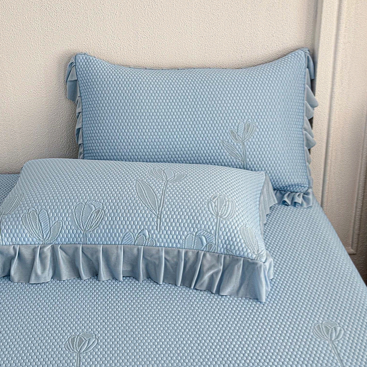 91家纺网 家纺一手货源 找家纺 金绣美居 2026新款PE高分子凉感席聚乙烯冰感床裙款凉席三件套-七里香 七里香-蓝色