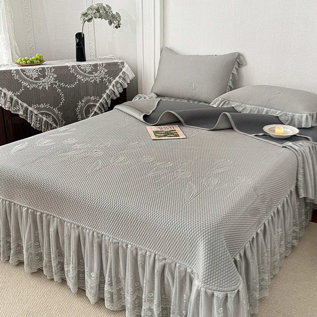 91家纺网 家纺一手货源 找家纺 金绣美居 2026新款PE高分子凉感席聚乙烯冰感床裙款凉席三件套-七里香 七里香-灰色