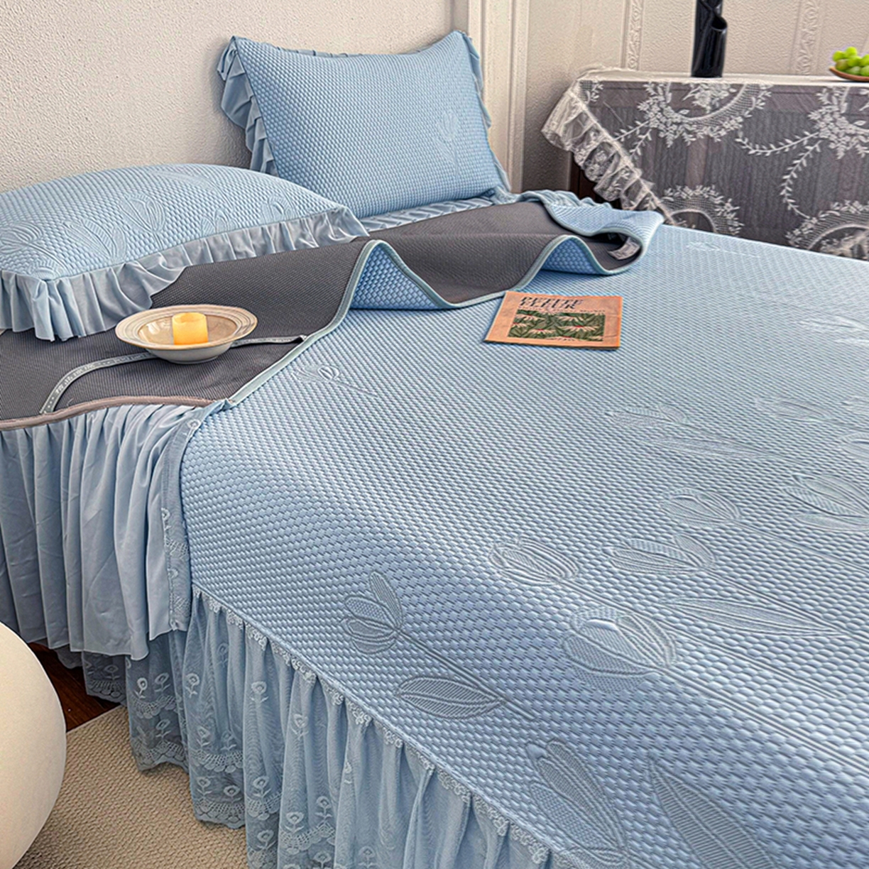 91家纺网 家纺一手货源 找家纺 金绣美居 2026新款PE高分子凉感席聚乙烯冰感床裙款凉席三件套-七里香 七里香-蓝色