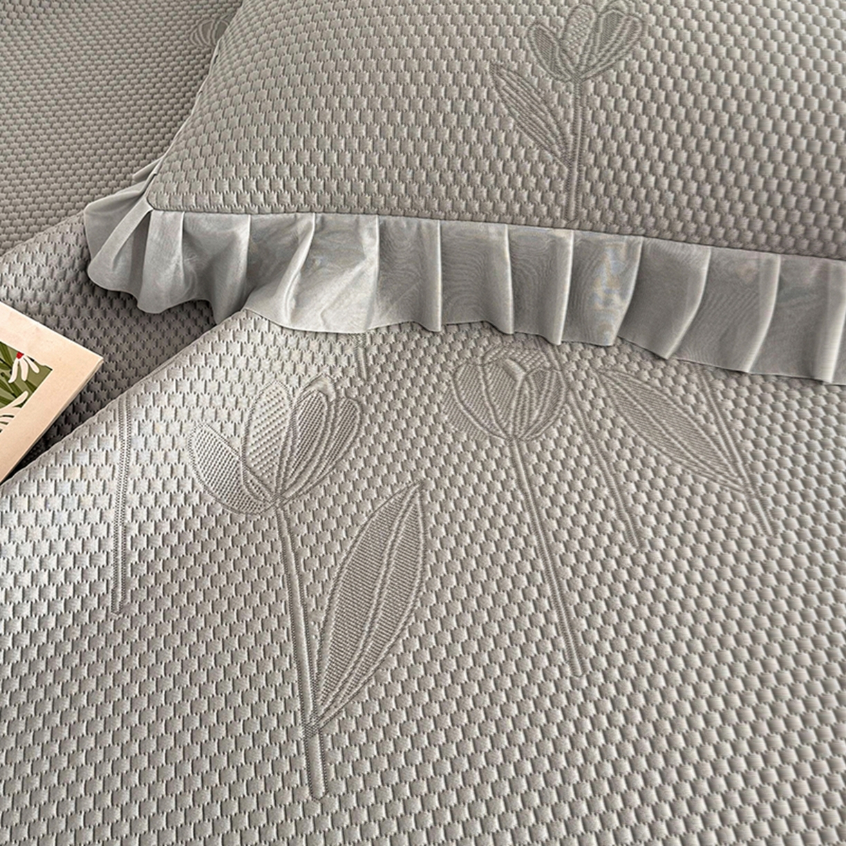 91家纺网 家纺一手货源 找家纺 金绣美居 2026新款PE高分子凉感席聚乙烯冰感床裙款凉席三件套-七里香 七里香-灰色