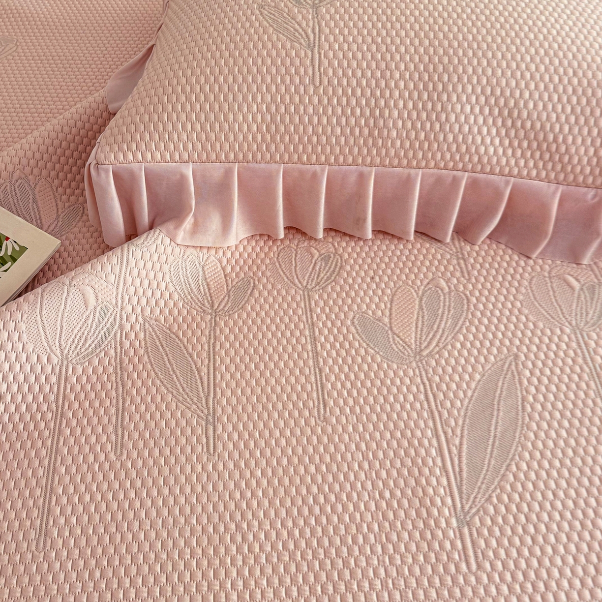 91家纺网 家纺一手货源 找家纺 金绣美居 2026新款PE高分子凉感席聚乙烯冰感床裙款凉席三件套-七里香 七里香-豆沙粉