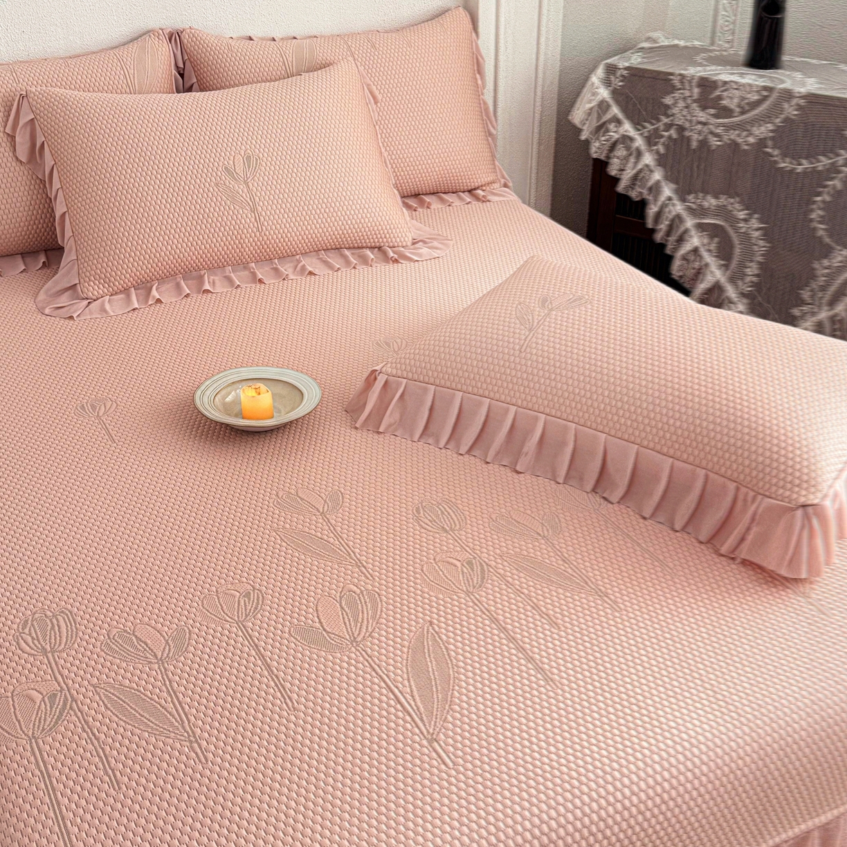 91家纺网 家纺一手货源 找家纺 金绣美居 2026新款PE高分子凉感席聚乙烯冰感床裙款凉席三件套-七里香 七里香-豆沙粉