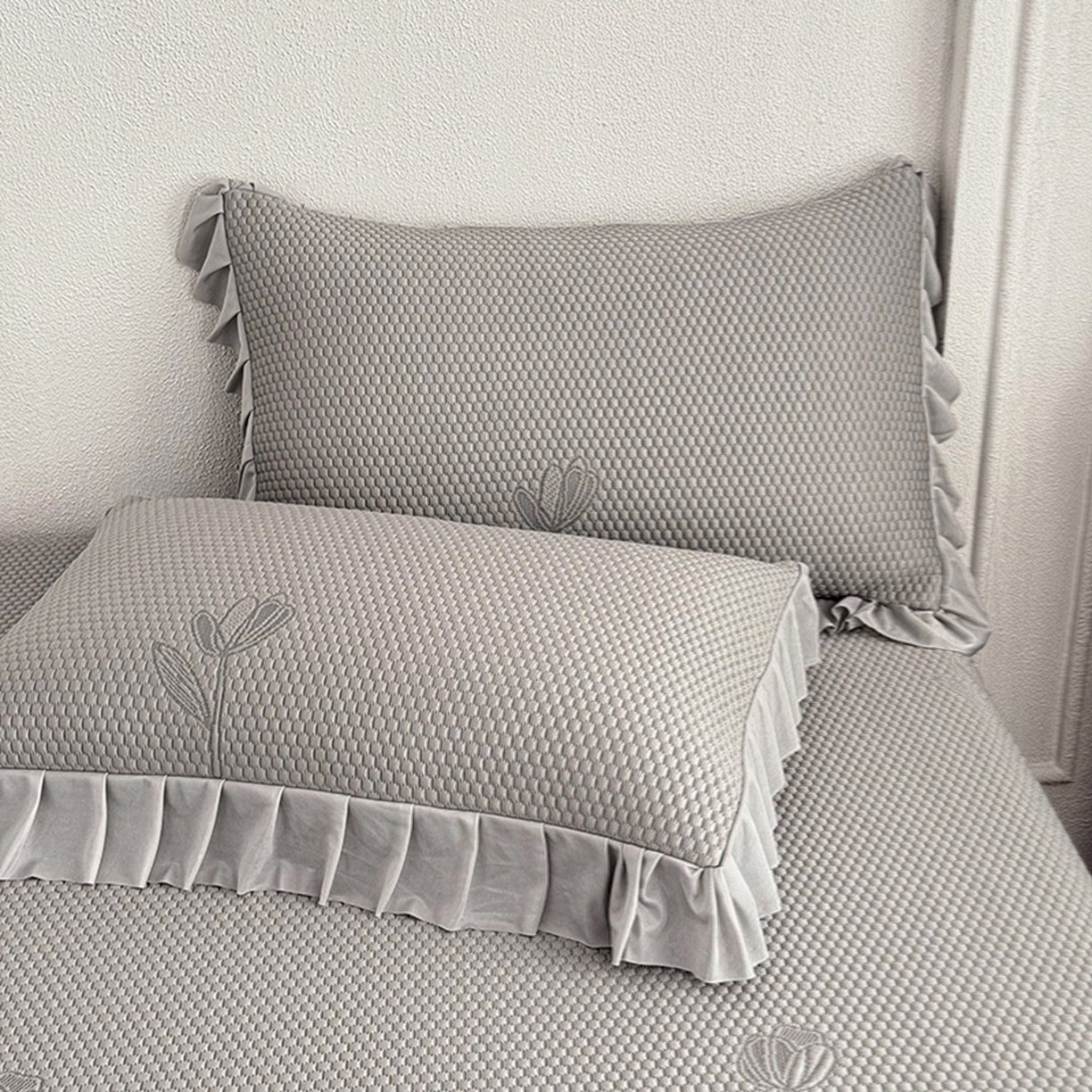 91家纺网 家纺一手货源 找家纺 金绣美居 2026新款PE高分子凉感席聚乙烯冰感床裙款凉席三件套-七里香 七里香-灰色