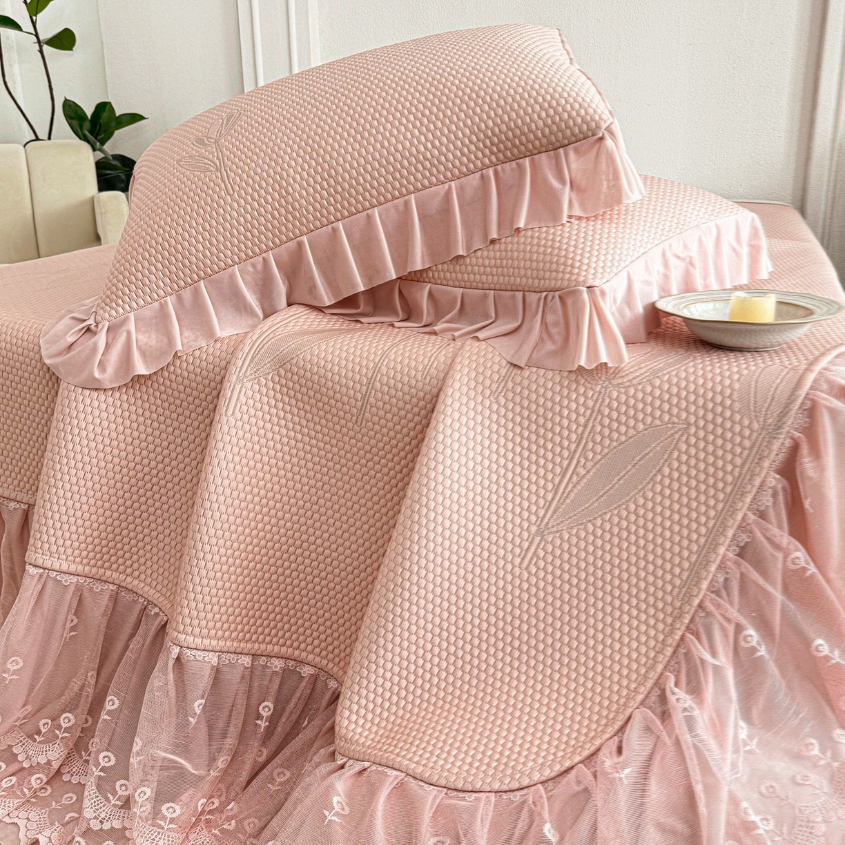 91家纺网 家纺一手货源 找家纺 金绣美居 2026新款PE高分子凉感席聚乙烯冰感床裙款凉席三件套-七里香 七里香-豆沙粉