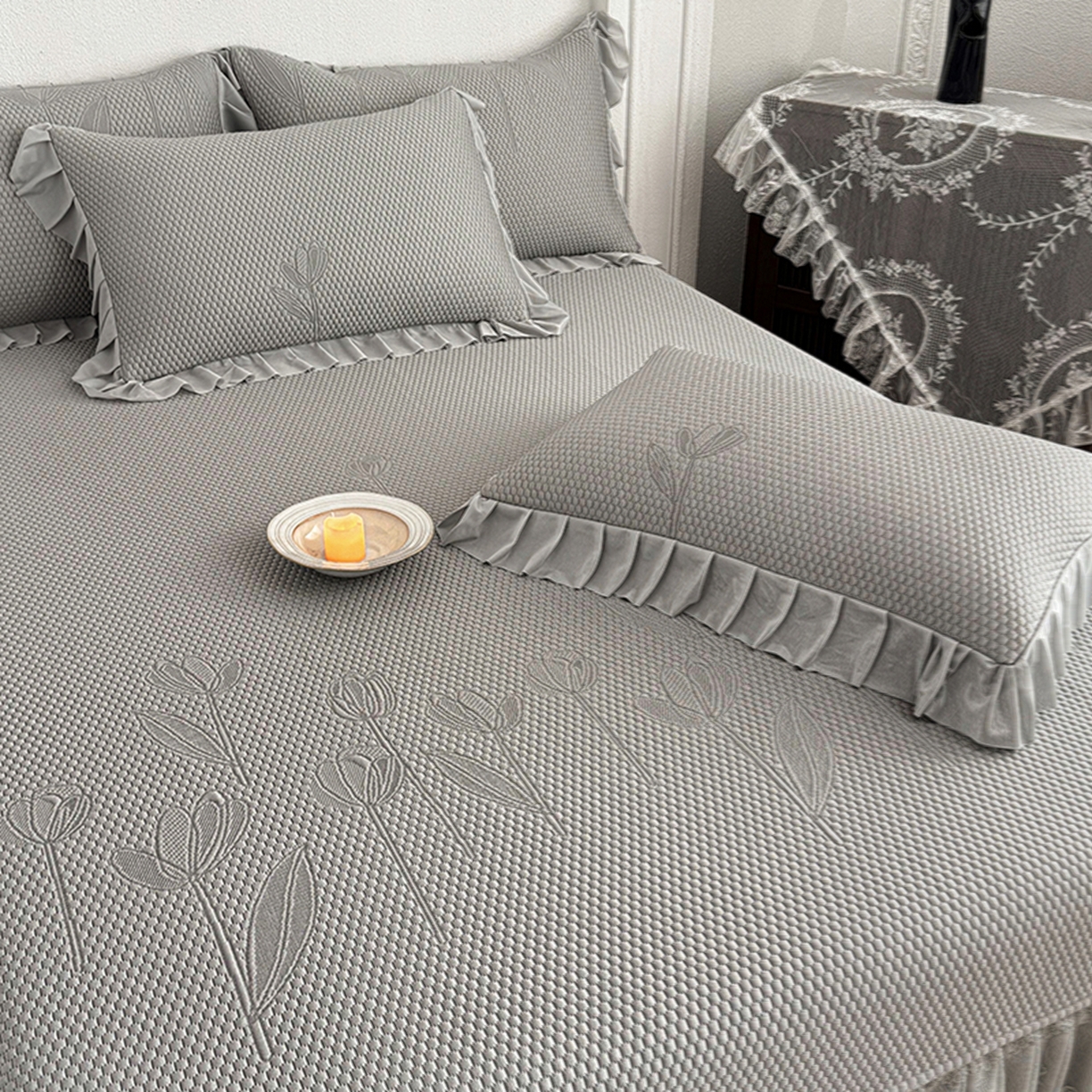 91家纺网 家纺一手货源 找家纺 金绣美居 2026新款PE高分子凉感席聚乙烯冰感床裙款凉席三件套-七里香 七里香-灰色