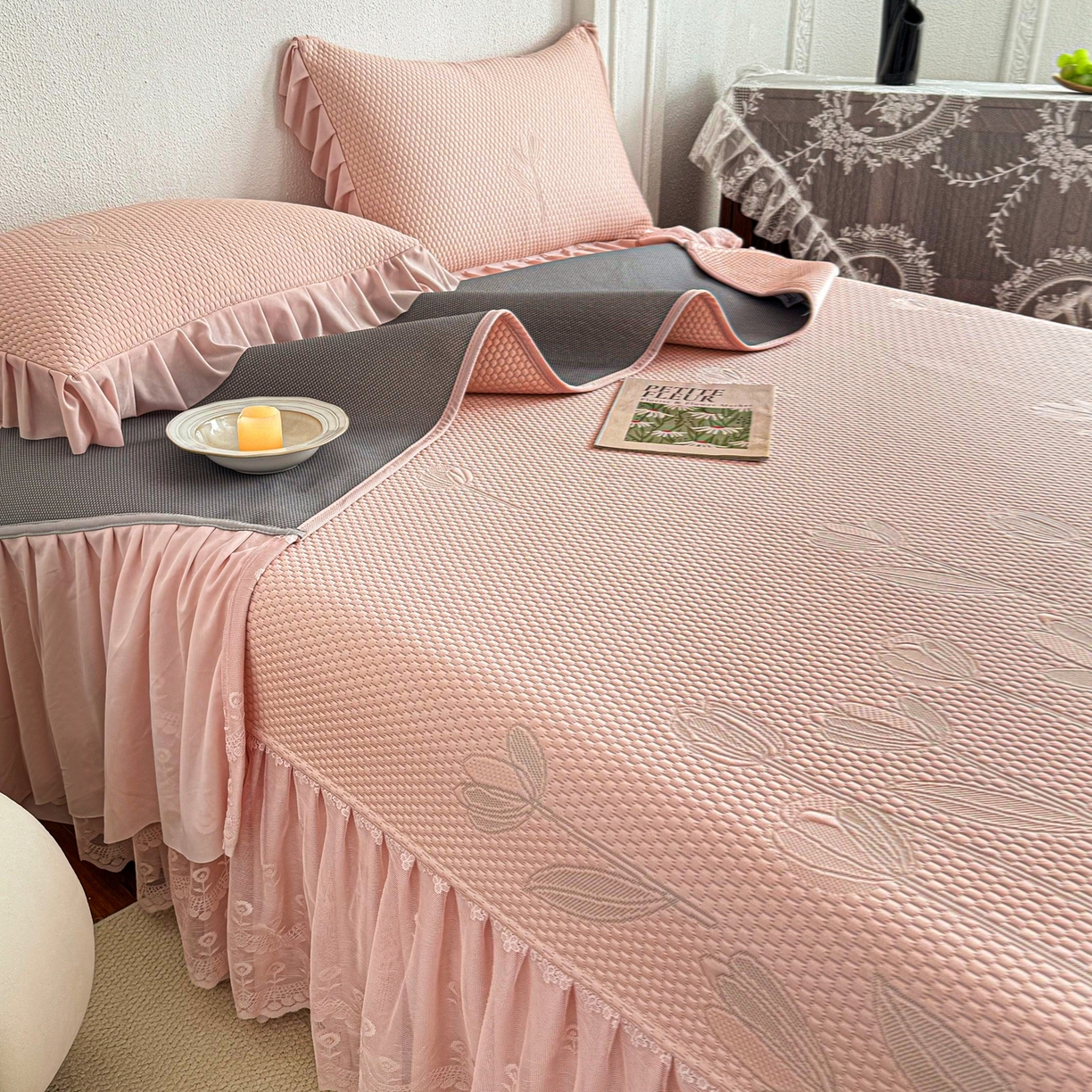 91家纺网 家纺一手货源 找家纺 金绣美居 2026新款PE高分子凉感席聚乙烯冰感床裙款凉席三件套-七里香 七里香-豆沙粉