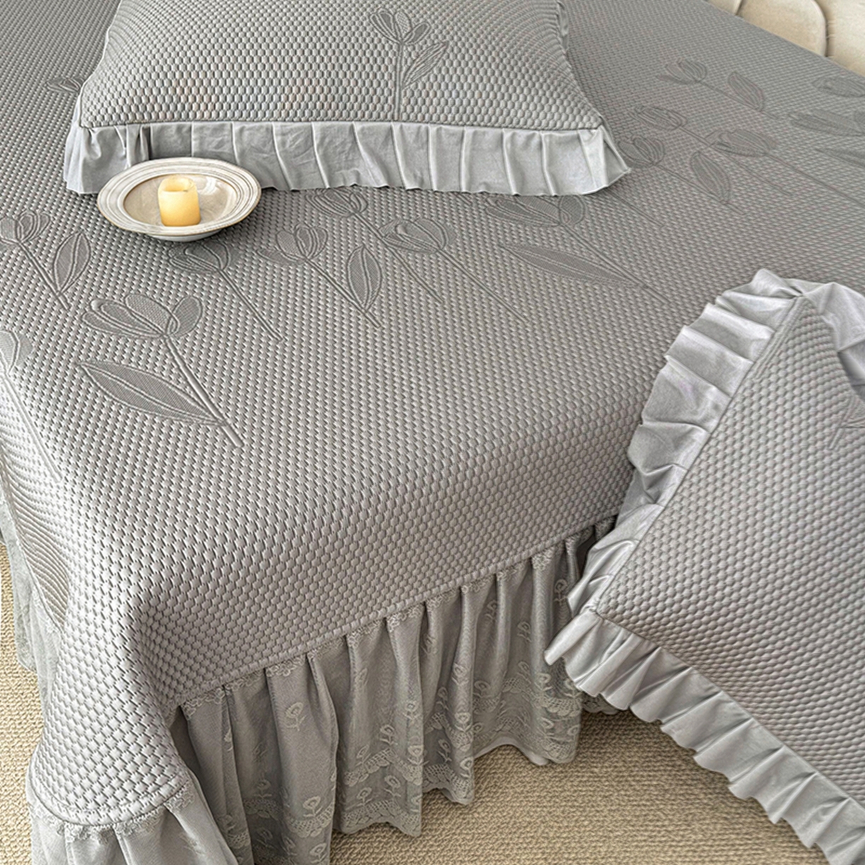 91家纺网 家纺一手货源 找家纺 金绣美居 2026新款PE高分子凉感席聚乙烯冰感床裙款凉席三件套-七里香 七里香-灰色