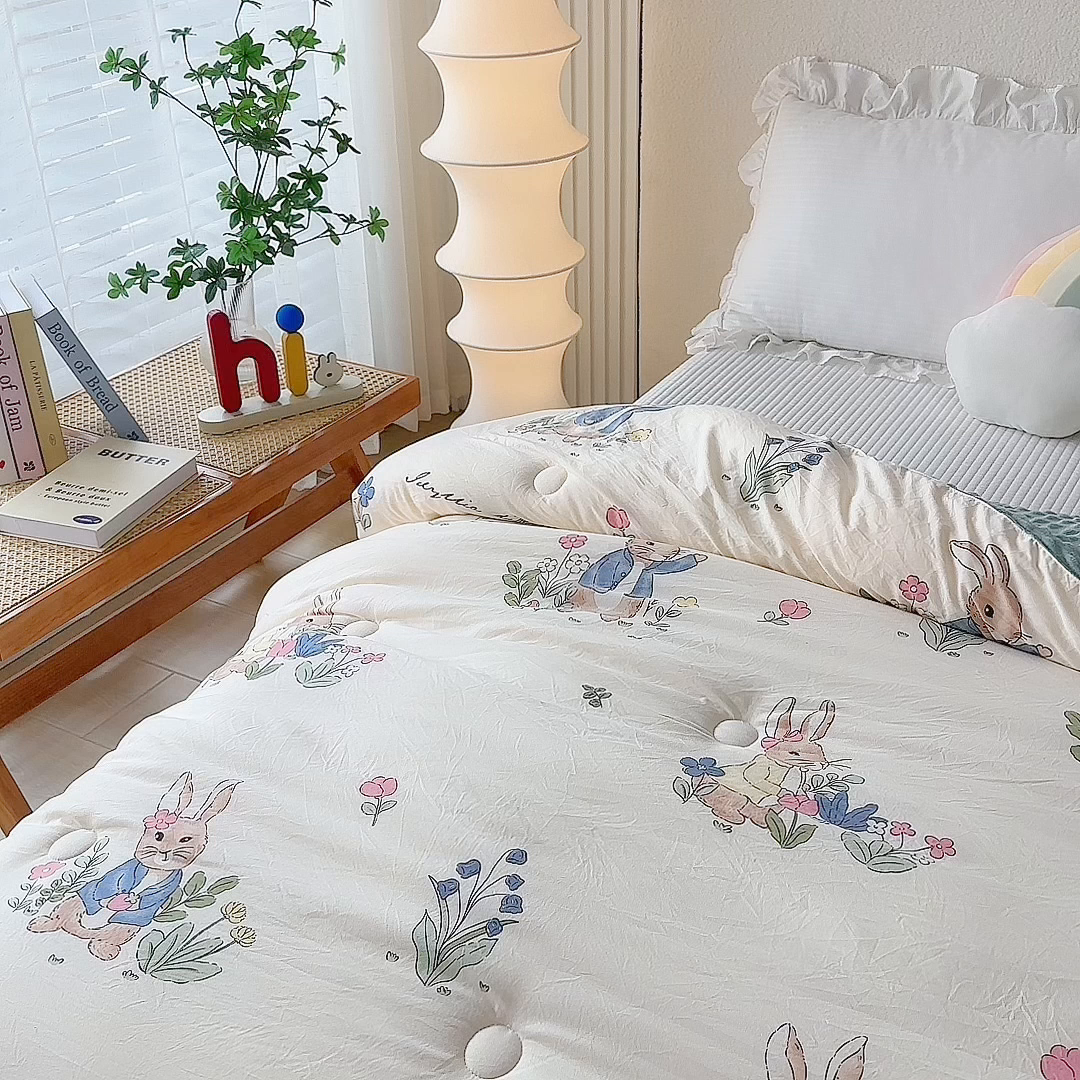 91家纺网 家纺一手货源 找家纺 赛琳 2026新款豆豆春秋被被子被芯 丛林小兔