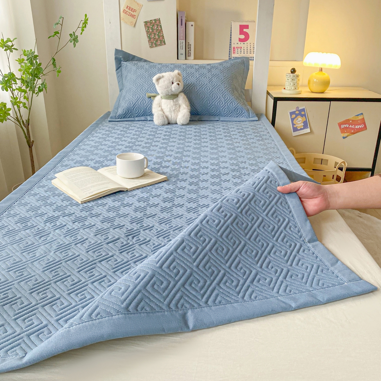 91家纺网 家纺一手货源 找家纺 首爱家纺 2026新款老粗布床盖床垫学生床 床盖 偶遇