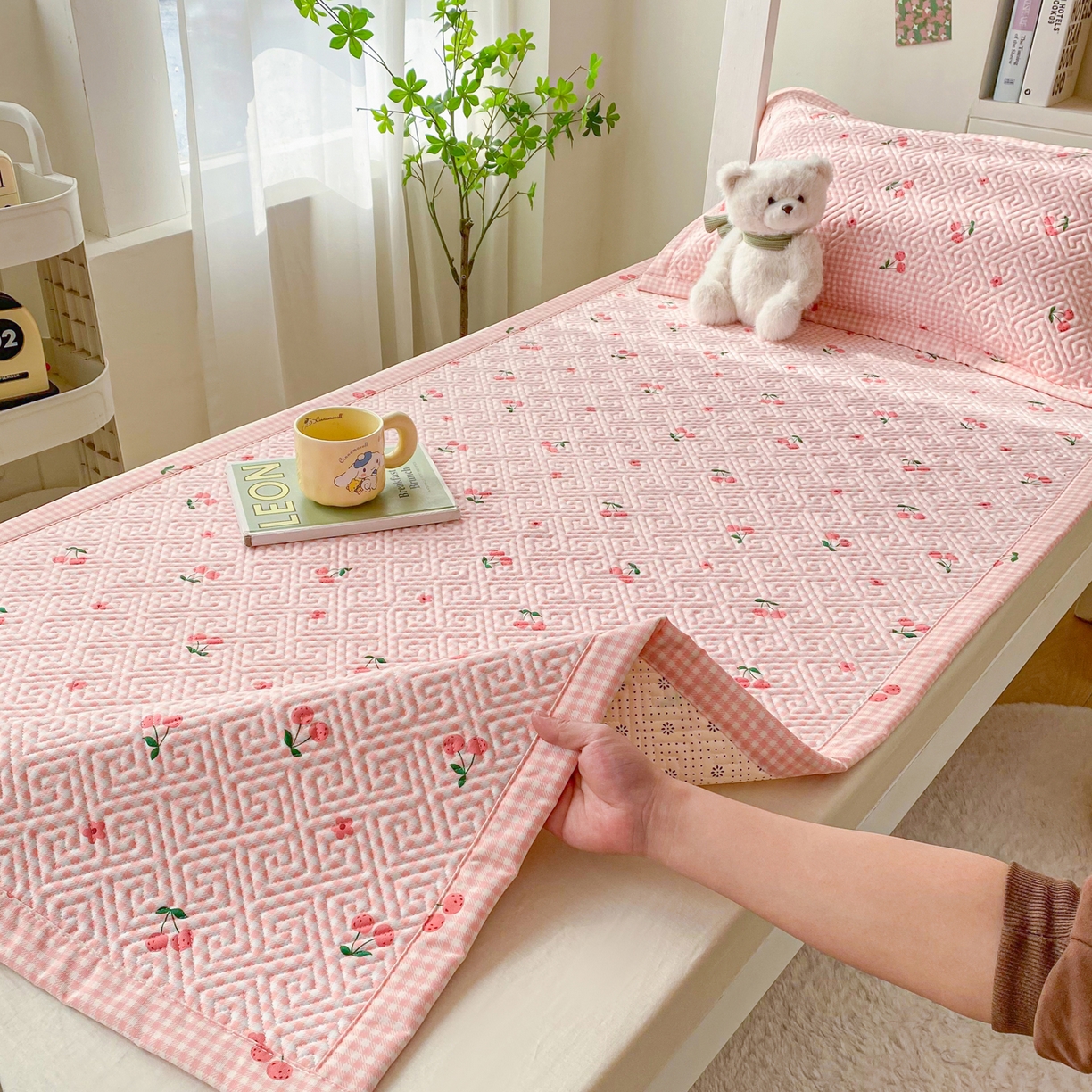 91家纺网 家纺一手货源 找家纺 首爱家纺 2026新款老粗布床盖床垫学生床 床盖 格子樱桃