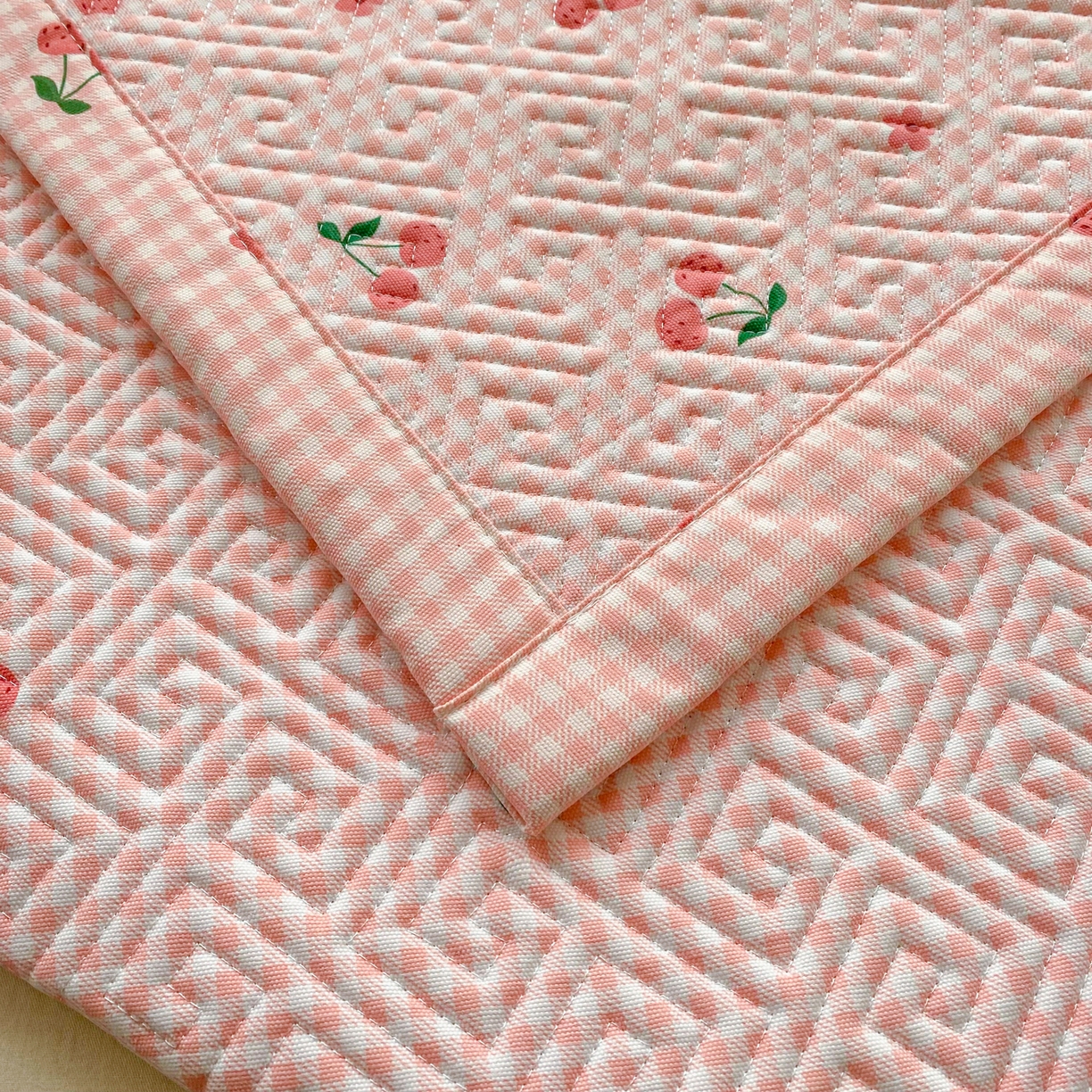 91家纺网 家纺一手货源 找家纺 首爱家纺 2026新款老粗布床盖床垫学生床 床盖 格子樱桃