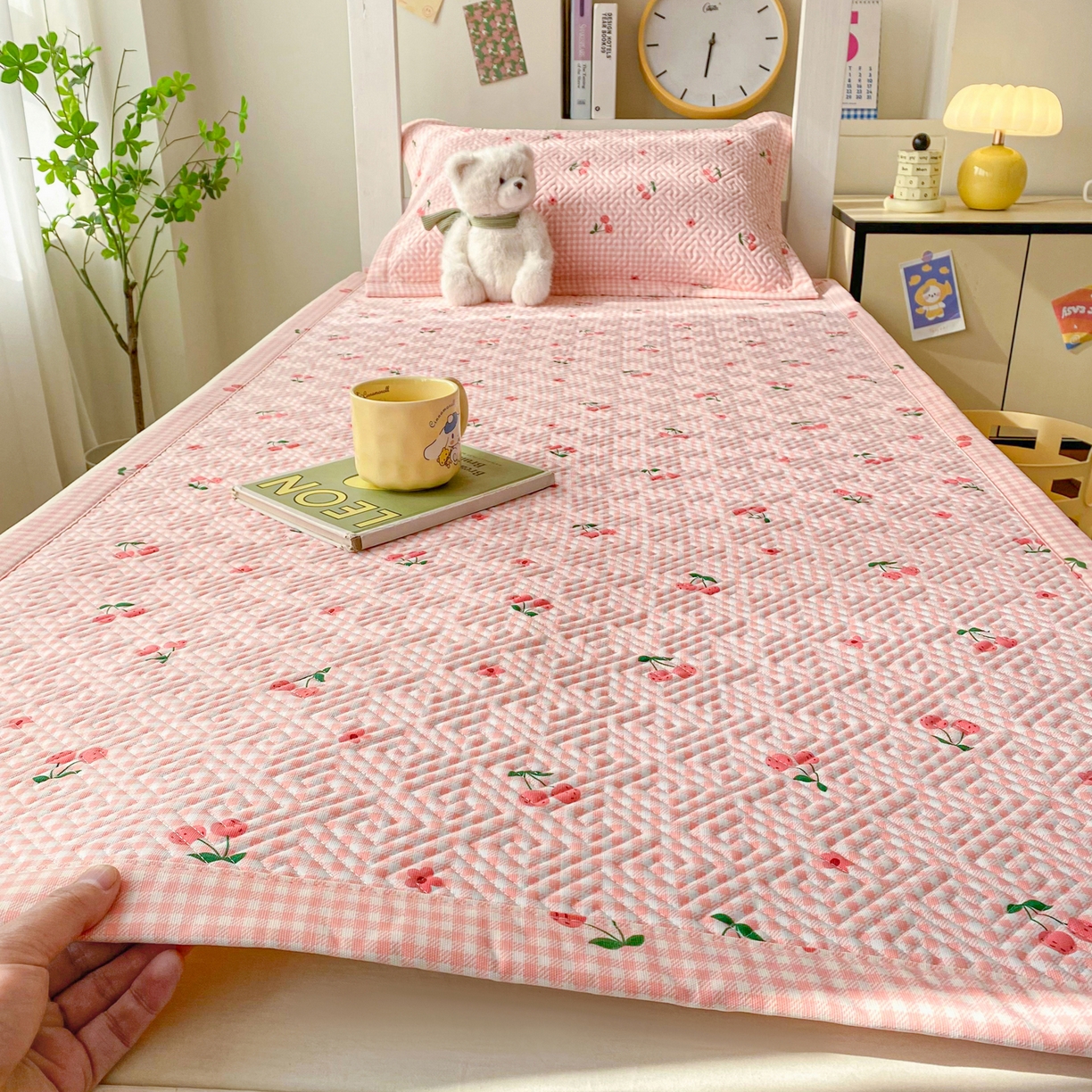 91家纺网 家纺一手货源 找家纺 首爱家纺 2026新款老粗布床盖床垫学生床 床盖 格子樱桃