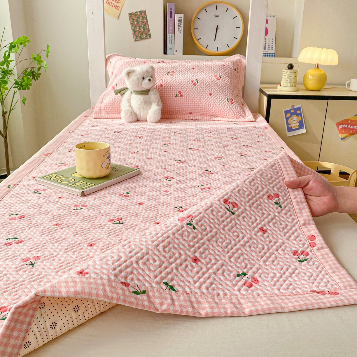 91家纺网 家纺一手货源 找家纺 首爱家纺 2026新款老粗布床盖床垫学生床 床盖 格子樱桃