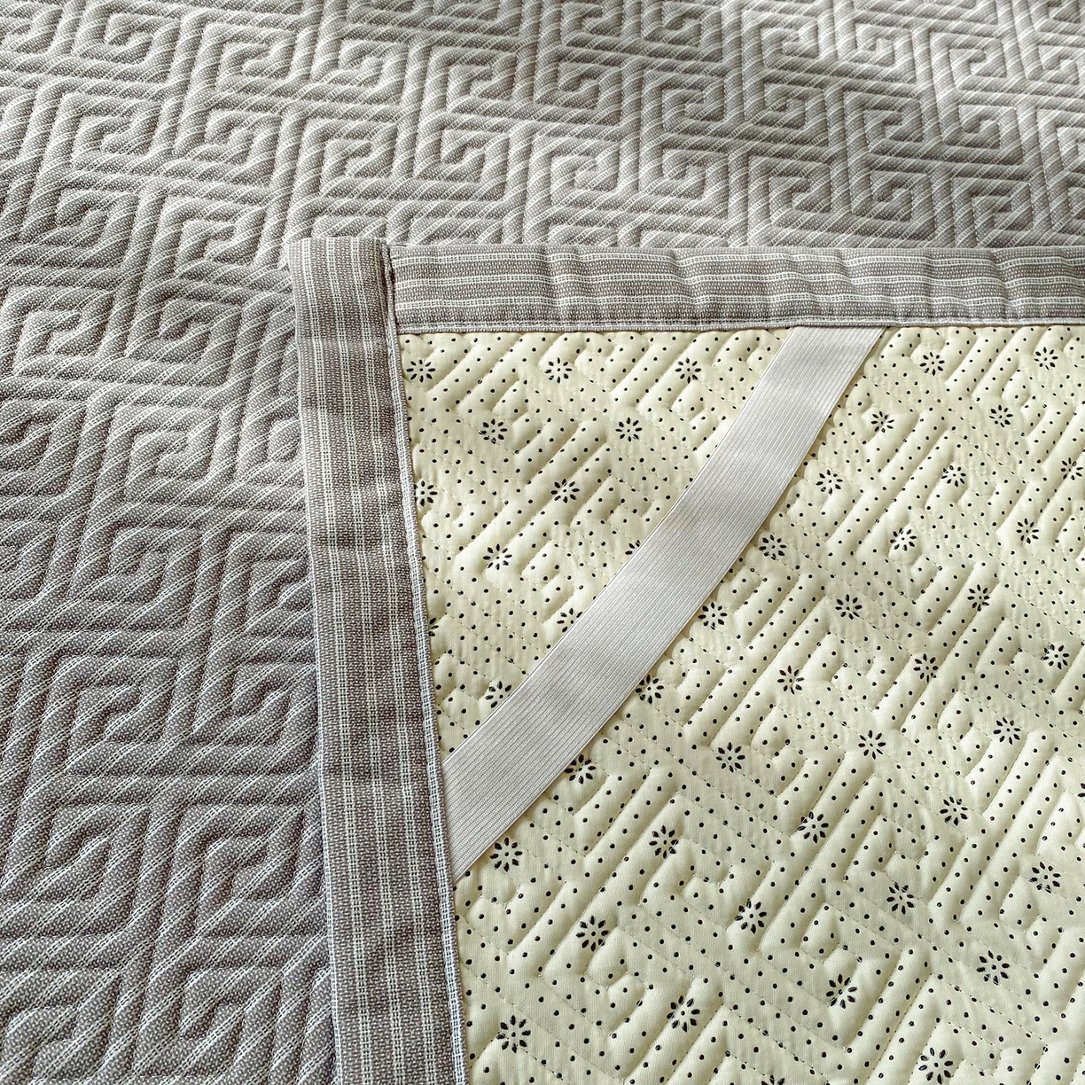 91家纺网 家纺一手货源 找家纺 首爱家纺 2026新款老粗布床盖床垫学生床 床盖 条纹灰