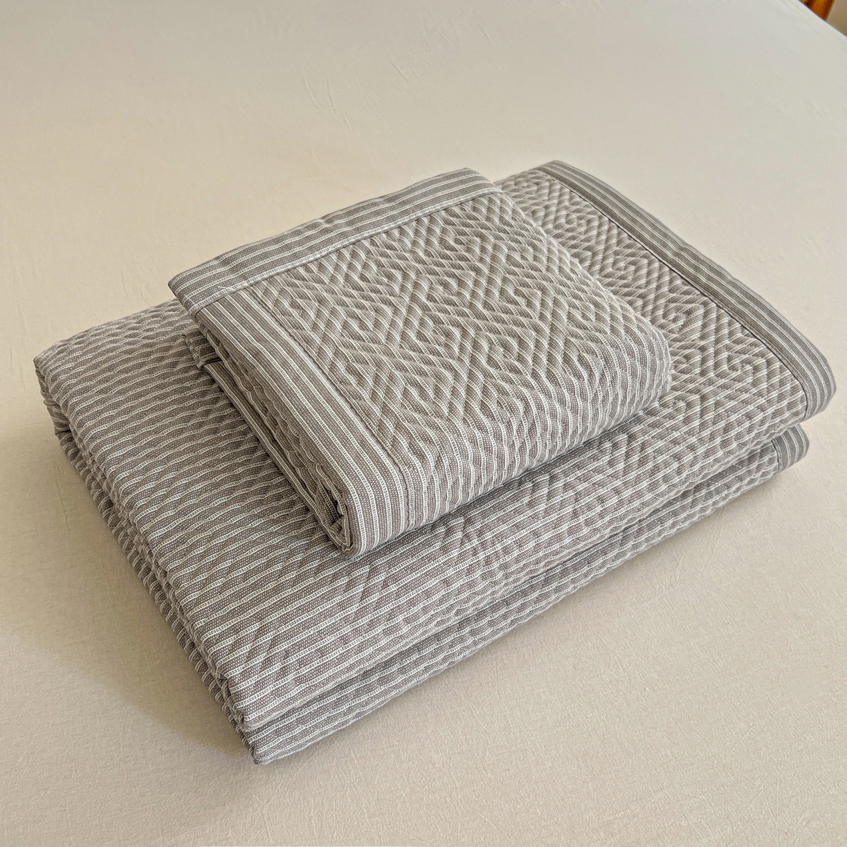 91家纺网 家纺一手货源 找家纺 首爱家纺 2026新款老粗布床盖床垫大床 床盖 条纹灰