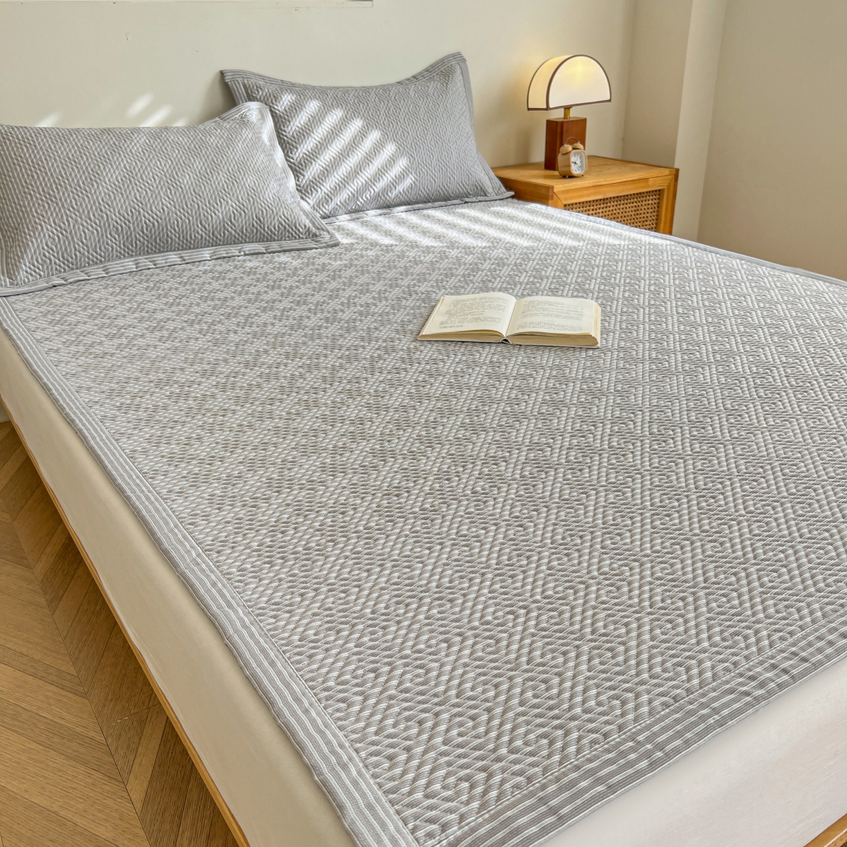 91家纺网 家纺一手货源 找家纺 首爱家纺 2026新款老粗布床盖床垫大床 床盖 条纹灰