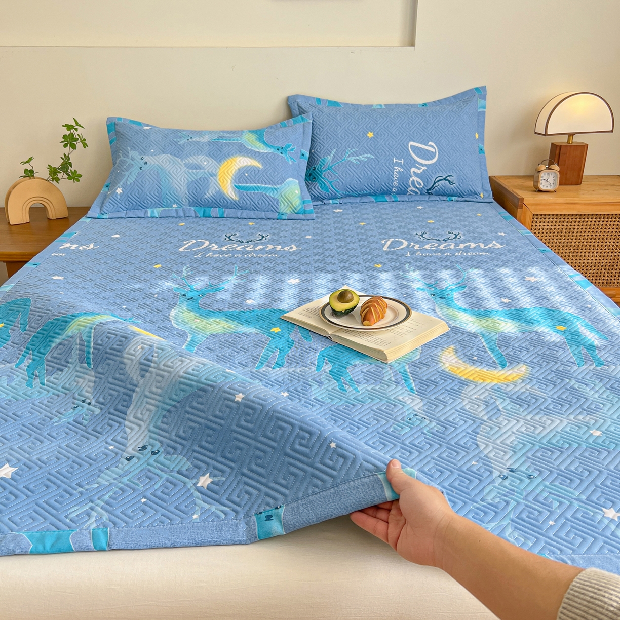 91家纺网 家纺一手货源 找家纺 首爱家纺 2026新款老粗布床盖床垫大床 床盖 梦幻小鹿