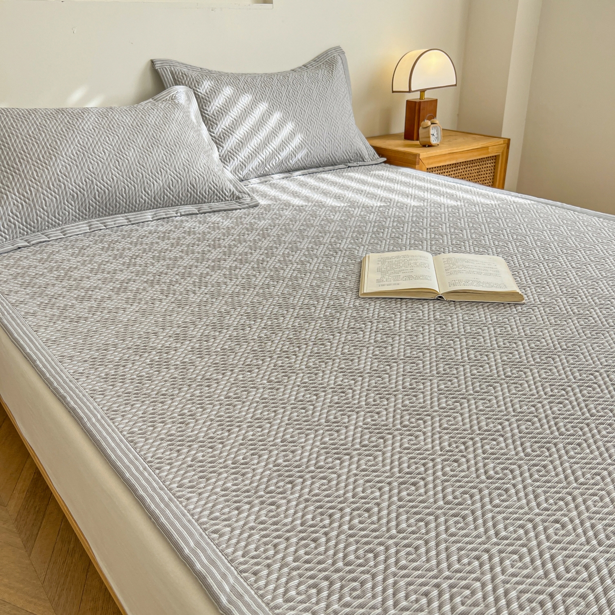 91家纺网 家纺一手货源 找家纺 首爱家纺 2026新款老粗布床盖床垫大床 床盖 条纹灰