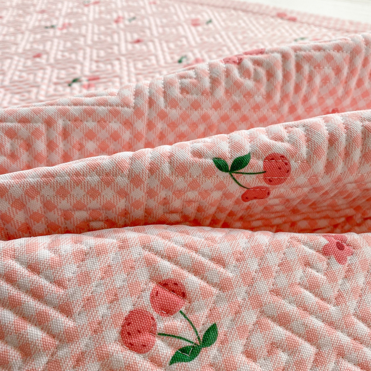 91家纺网 家纺一手货源 找家纺 棉乐町家居 2026新款老粗布床盖床垫学生床 床盖 格子樱桃