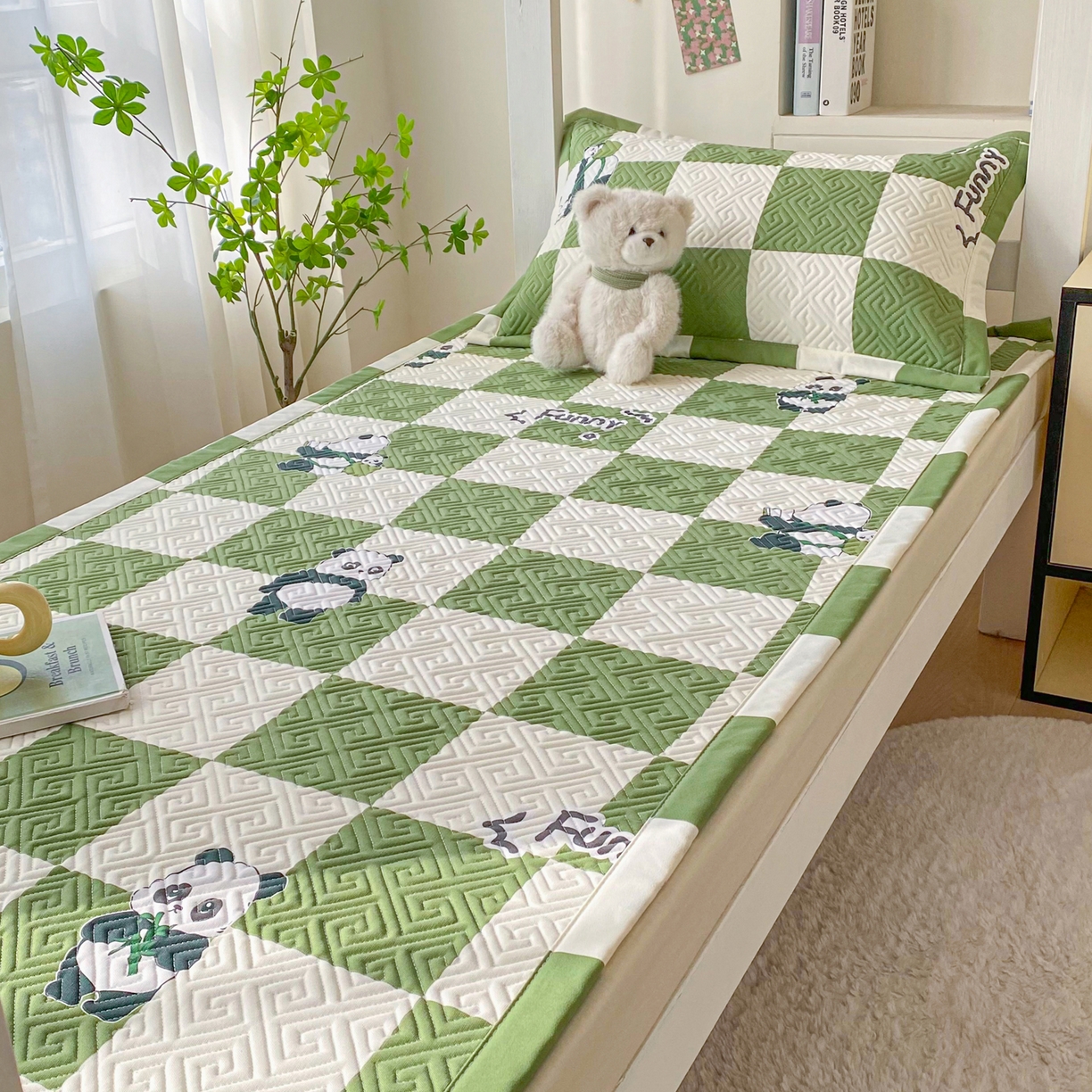 91家纺网 家纺一手货源 找家纺 棉乐町家居 2026新款老粗布床盖床垫学生床 床盖 可爱熊猫