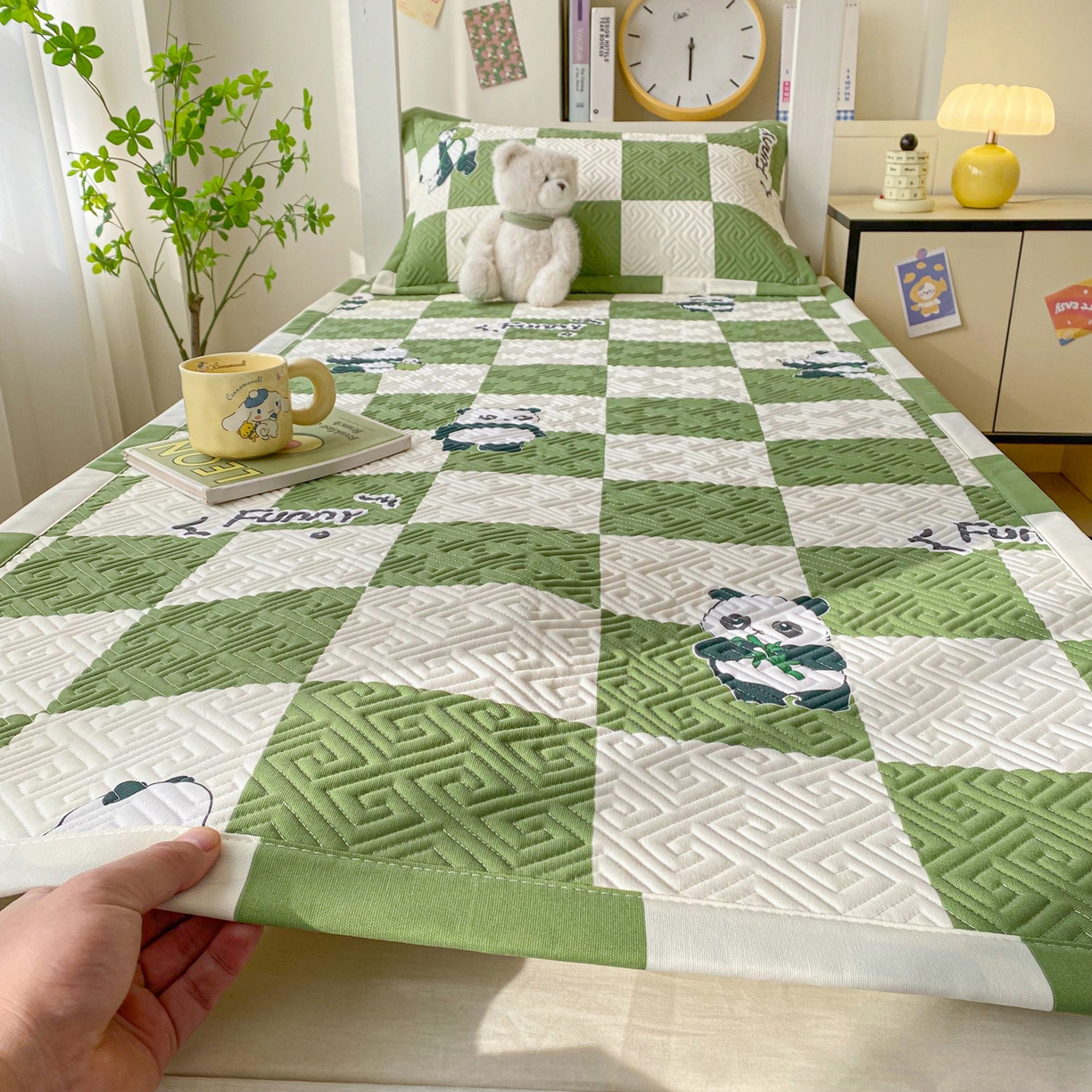 91家纺网 家纺一手货源 找家纺 棉乐町家居 2026新款老粗布床盖床垫学生床 床盖 可爱熊猫