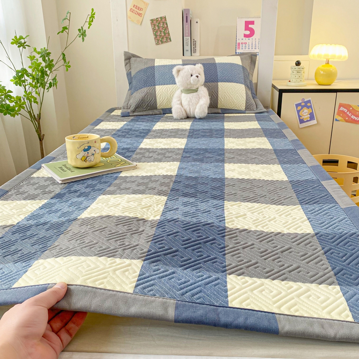 91家纺网 家纺一手货源 找家纺 棉乐町家居 2026新款老粗布床盖床垫学生床 床盖 蓝格