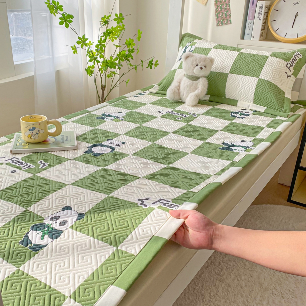 91家纺网 家纺一手货源 找家纺 棉乐町家居 2026新款老粗布床盖床垫学生床 床盖 可爱熊猫