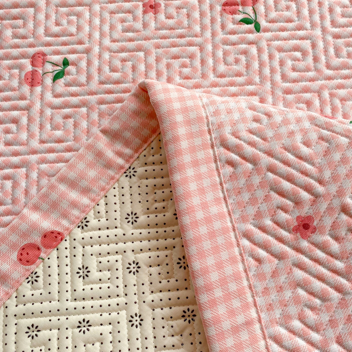 91家纺网 家纺一手货源 找家纺 棉乐町家居 2026新款老粗布床盖床垫学生床 床盖 格子樱桃