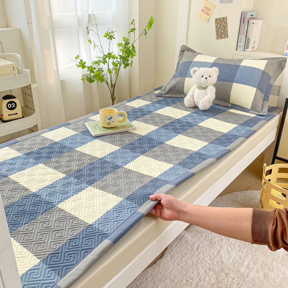 91家纺网 家纺一手货源 找家纺 棉乐町家居 2026新款老粗布床盖床垫学生床 床盖 蓝格