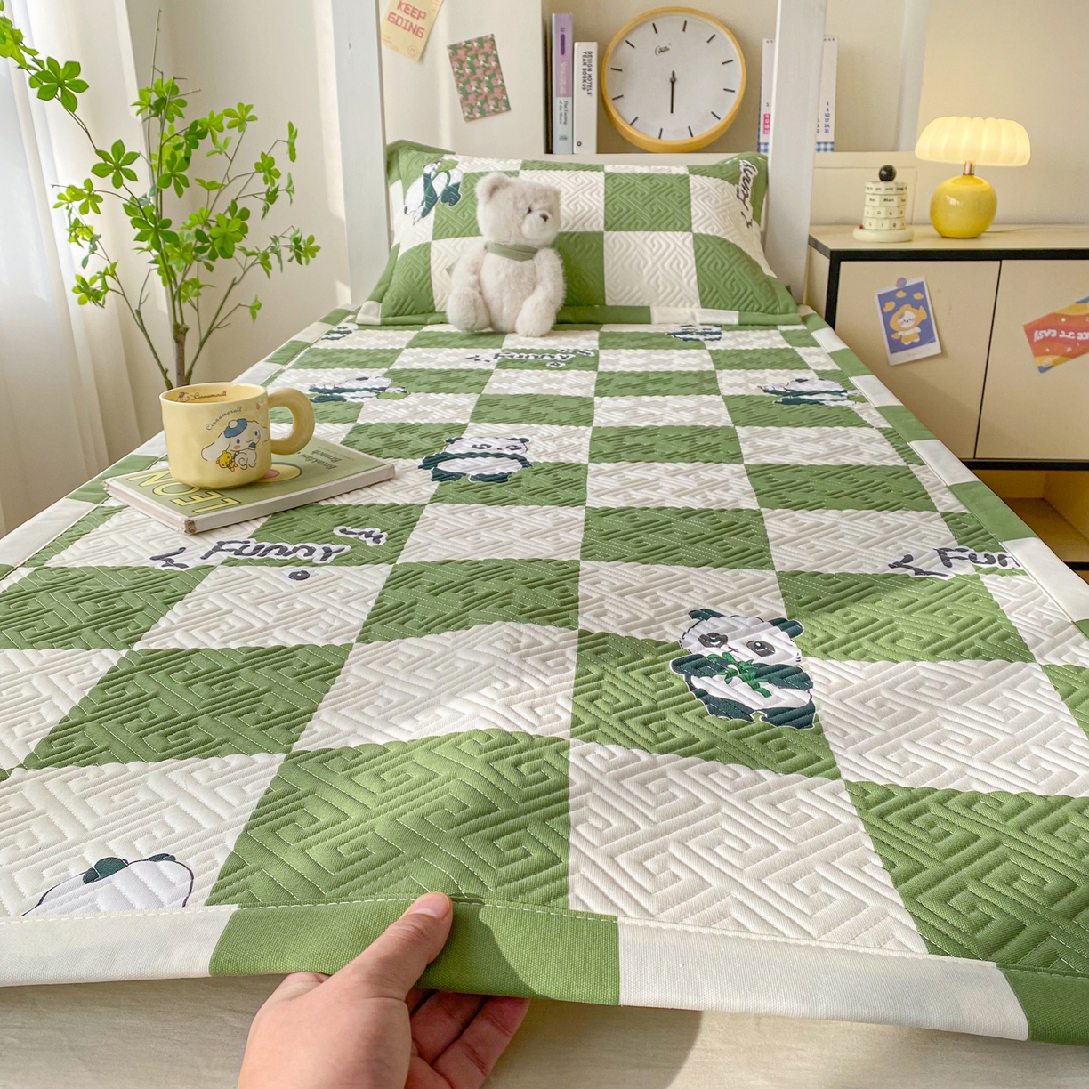 91家纺网 家纺一手货源 找家纺 棉乐町家居 2026新款老粗布床盖床垫学生床 床盖 可爱熊猫