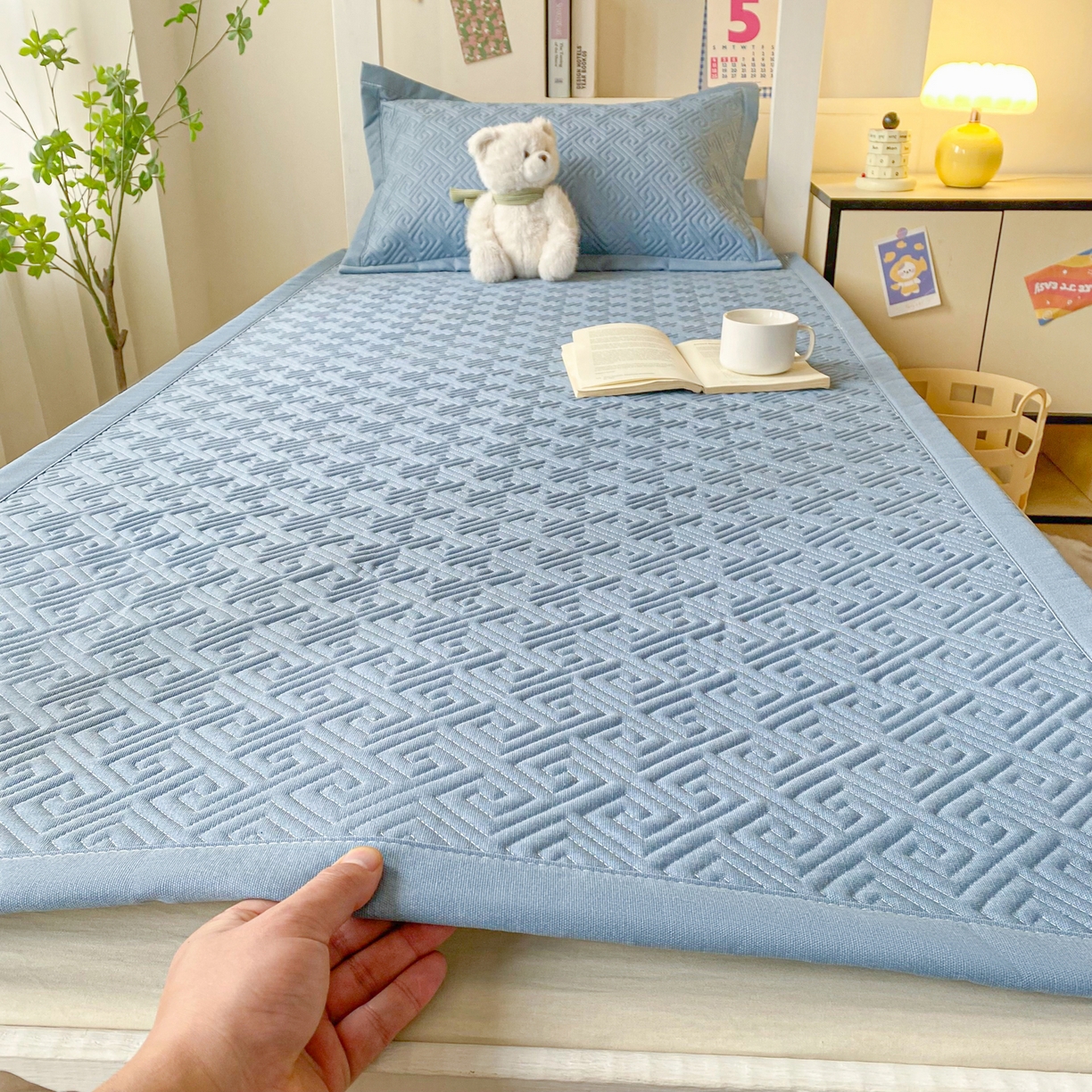 91家纺网 家纺一手货源 找家纺 棉乐町家居 2026新款老粗布床盖床垫学生床 床盖 偶遇