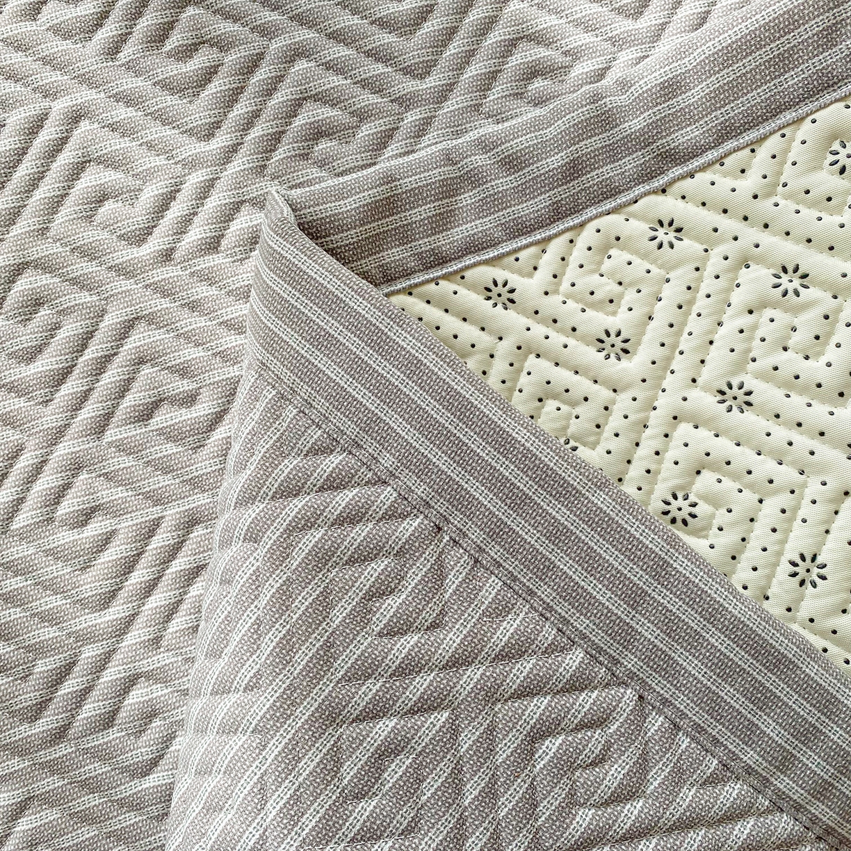 91家纺网 家纺一手货源 找家纺 棉乐町家居 2026新款老粗布床盖床垫学生床 床盖 条纹灰