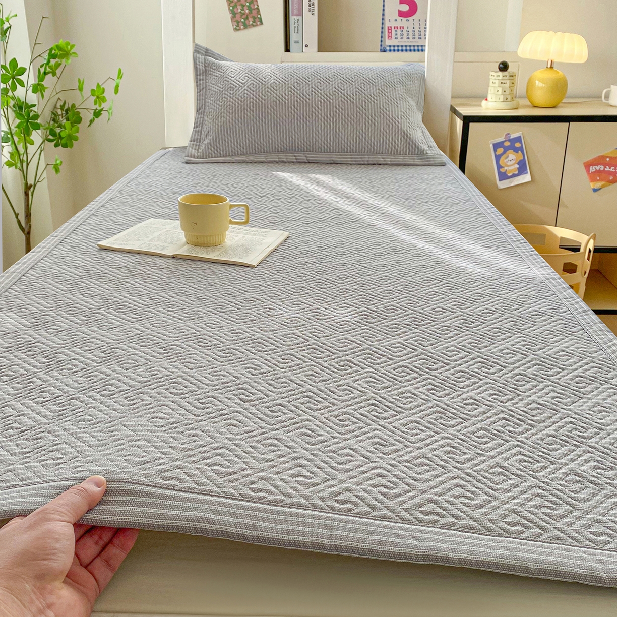 91家纺网 家纺一手货源 找家纺 棉乐町家居 2026新款老粗布床盖床垫学生床 床盖 条纹灰