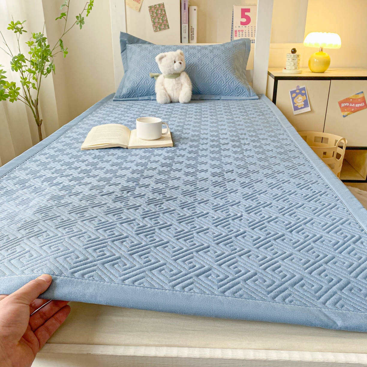 91家纺网 家纺一手货源 找家纺 棉乐町家居 2026新款老粗布床盖床垫学生床 床盖 偶遇