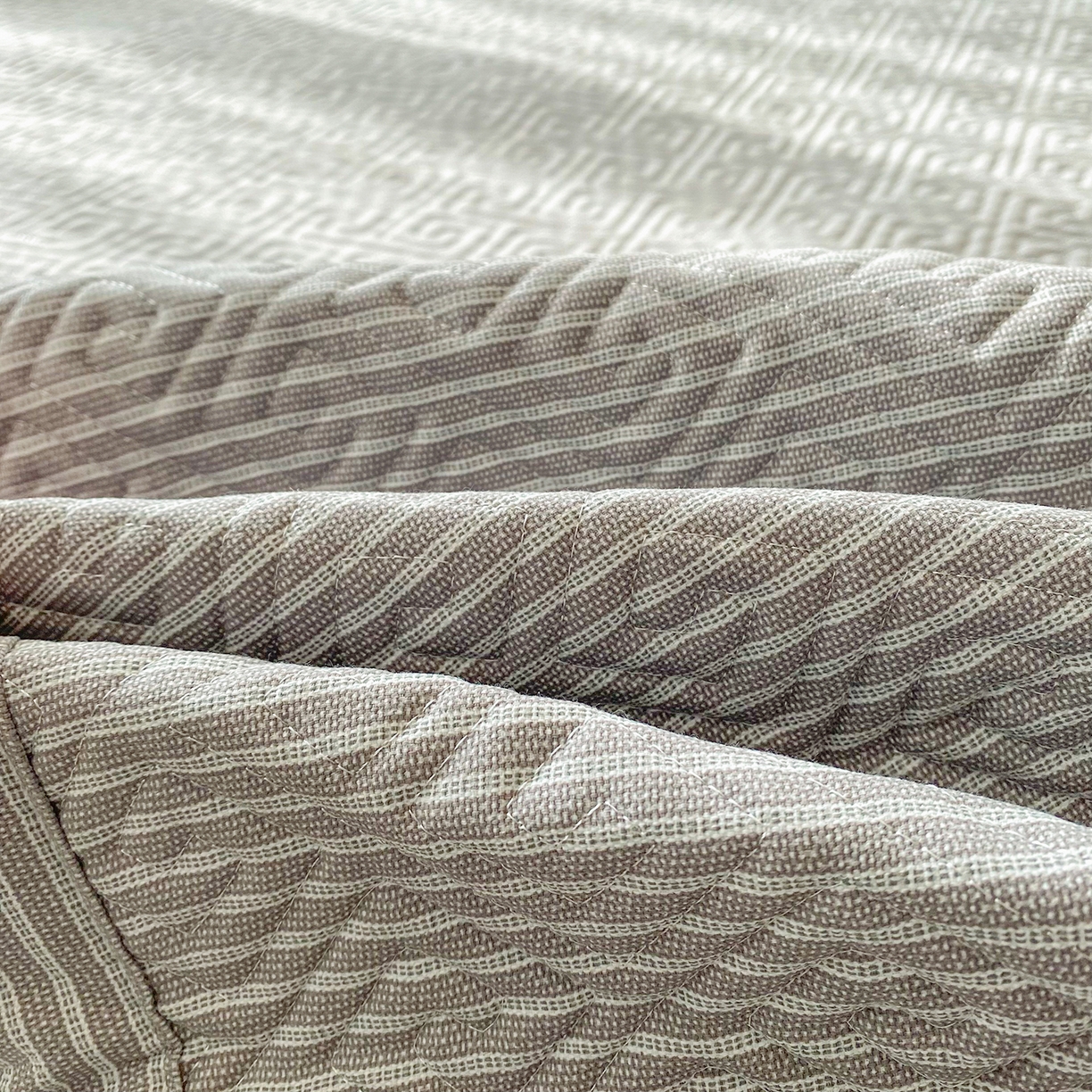 91家纺网 家纺一手货源 找家纺 棉乐町家居 2026新款老粗布床盖床垫学生床 床盖 条纹灰