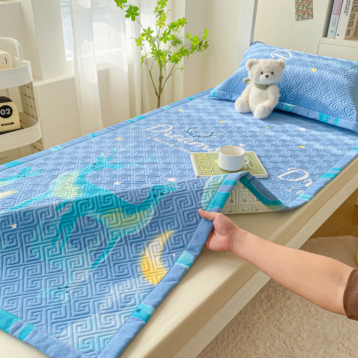 91家纺网 家纺一手货源 找家纺 棉乐町家居 2026新款老粗布床盖床垫学生床 床盖 梦幻小鹿