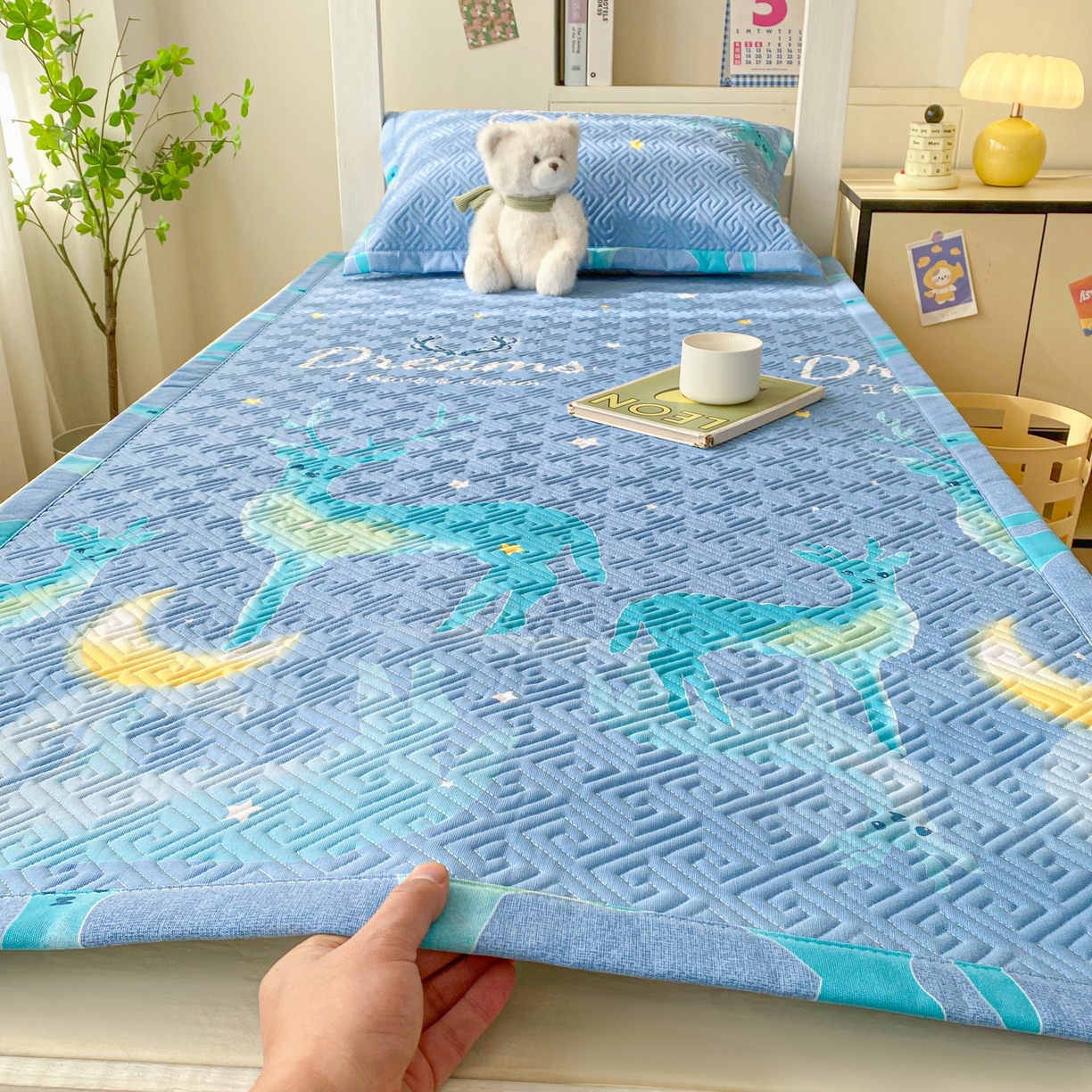 91家纺网 家纺一手货源 找家纺 棉乐町家居 2026新款老粗布床盖床垫学生床 床盖 梦幻小鹿