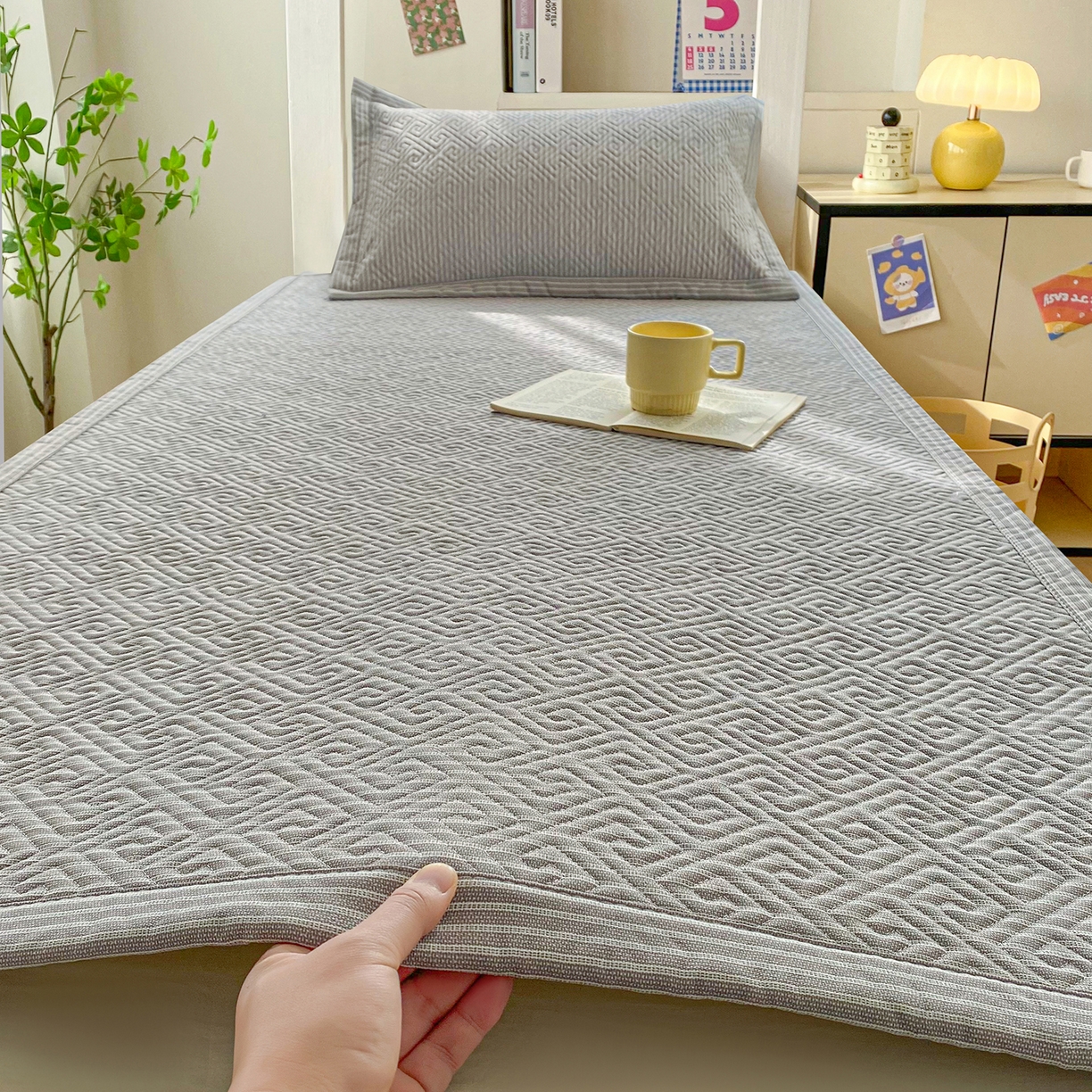 91家纺网 家纺一手货源 找家纺 棉乐町家居 2026新款老粗布床盖床垫学生床 床盖 条纹灰