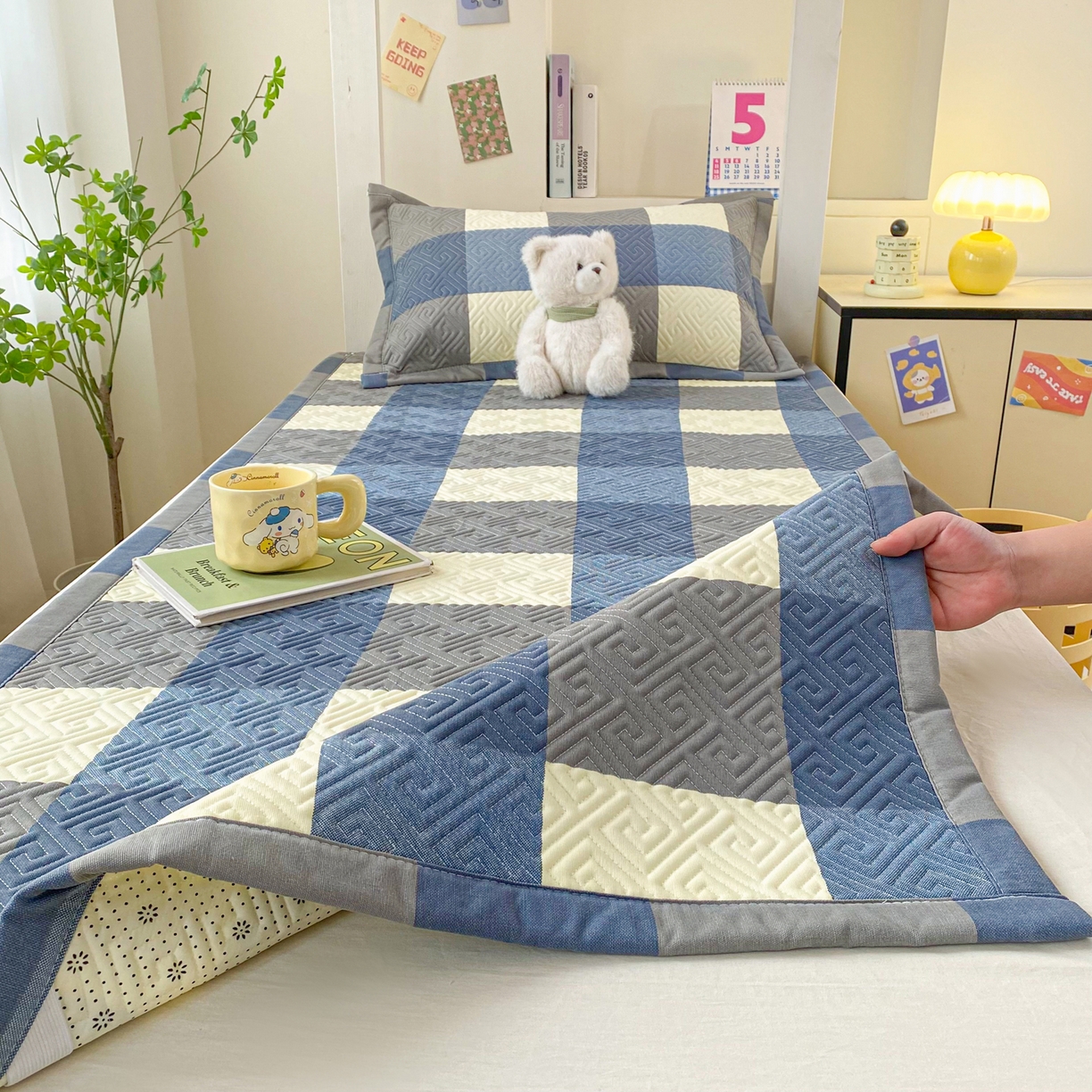 91家纺网 家纺一手货源 找家纺 棉乐町家居 2026新款老粗布床盖床垫学生床 床盖 蓝格