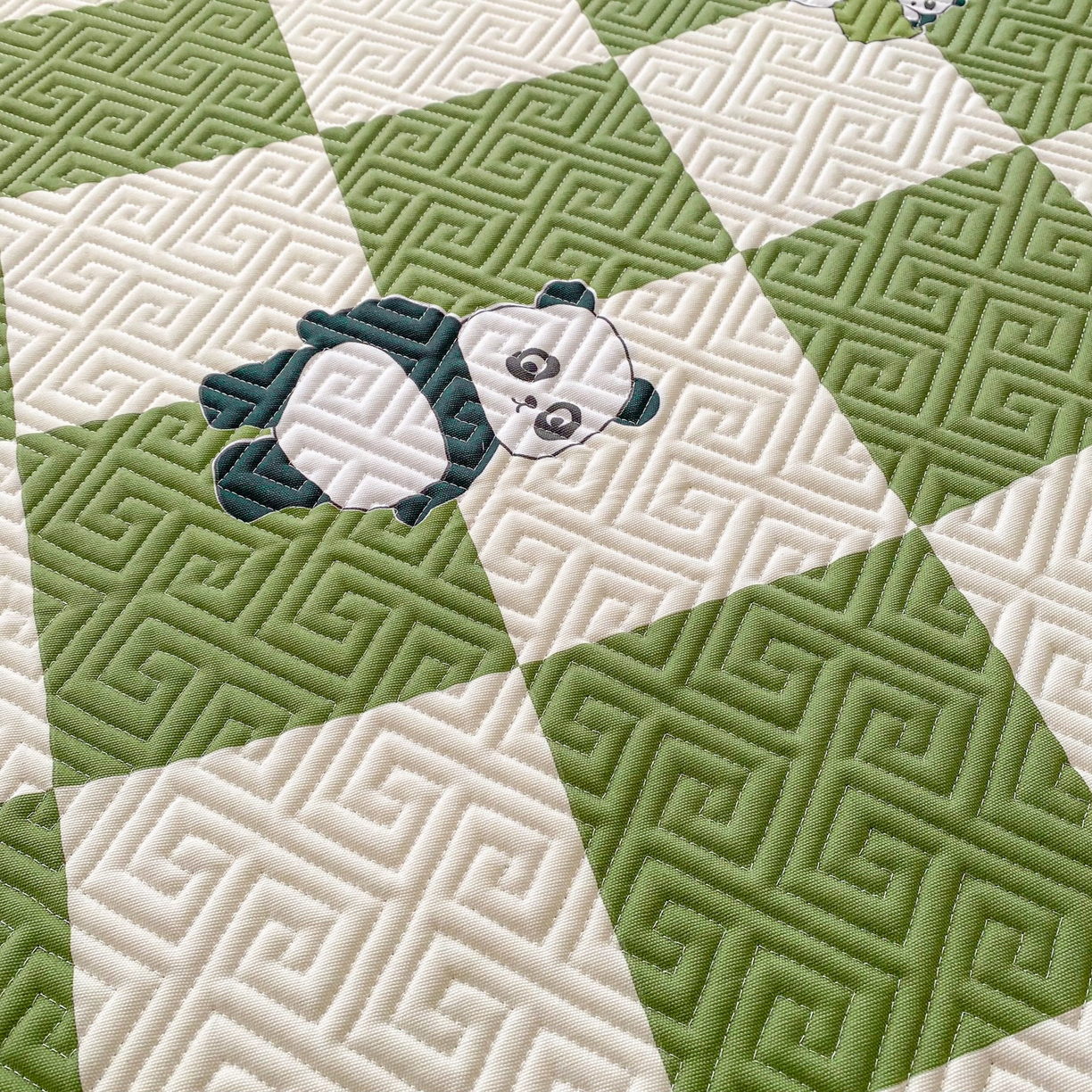 91家纺网 家纺一手货源 找家纺 棉乐町家居 2026新款老粗布床盖床垫学生床 床盖 可爱熊猫