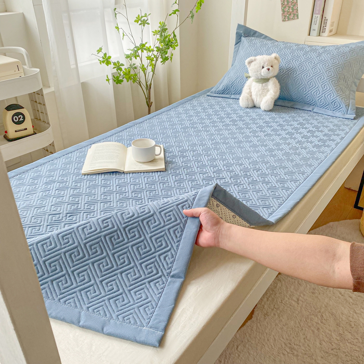 91家纺网 家纺一手货源 找家纺 棉乐町家居 2026新款老粗布床盖床垫学生床 床盖 偶遇