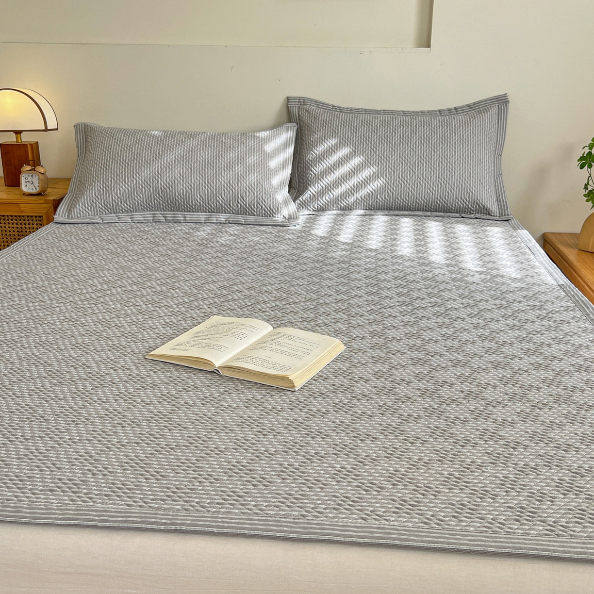 91家纺网 家纺一手货源 找家纺 棉乐町家居 2026新款老粗布床盖床垫大床 床盖 条纹灰