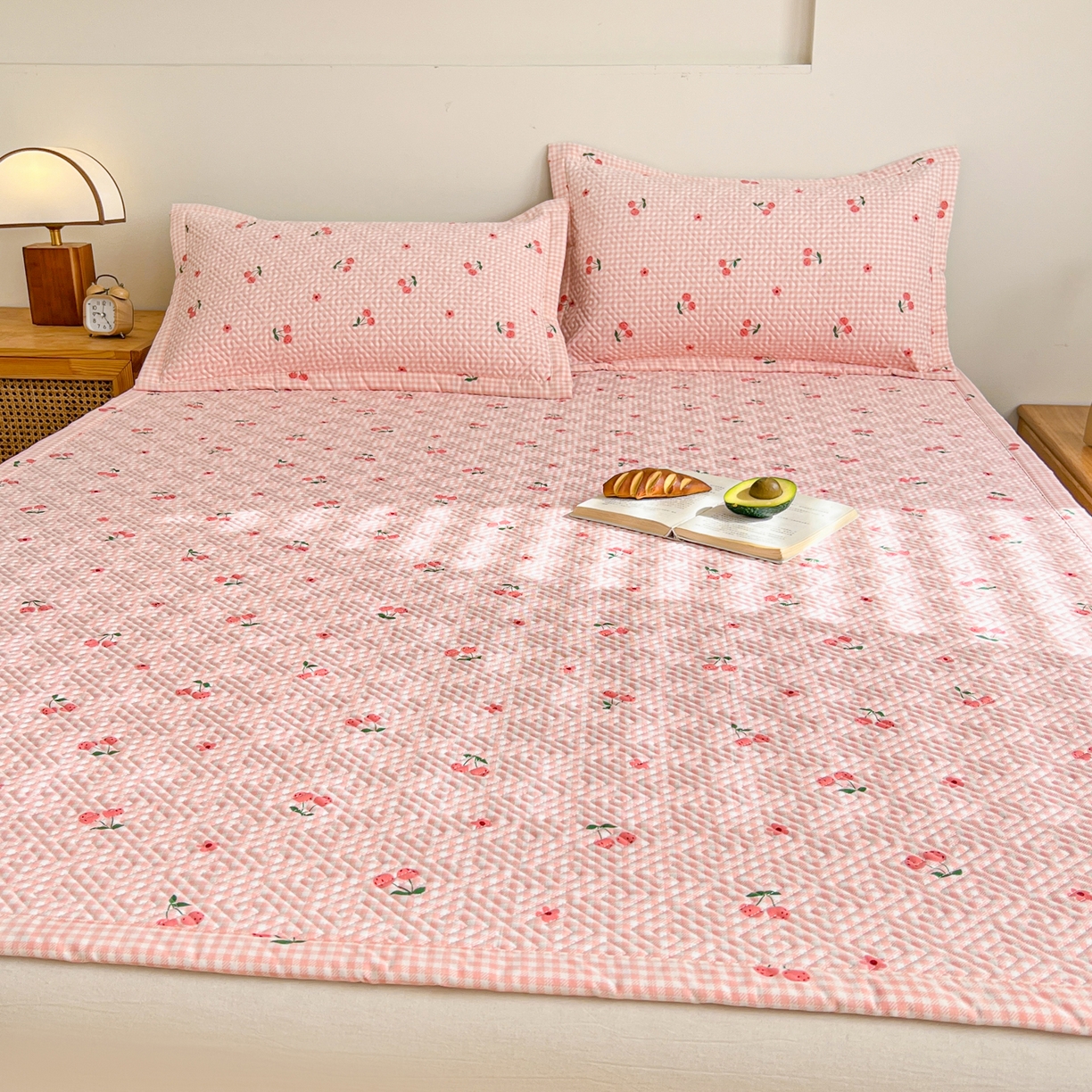 91家纺网 家纺一手货源 找家纺 棉乐町家居 2026新款老粗布床盖床垫大床 床盖 格子樱桃